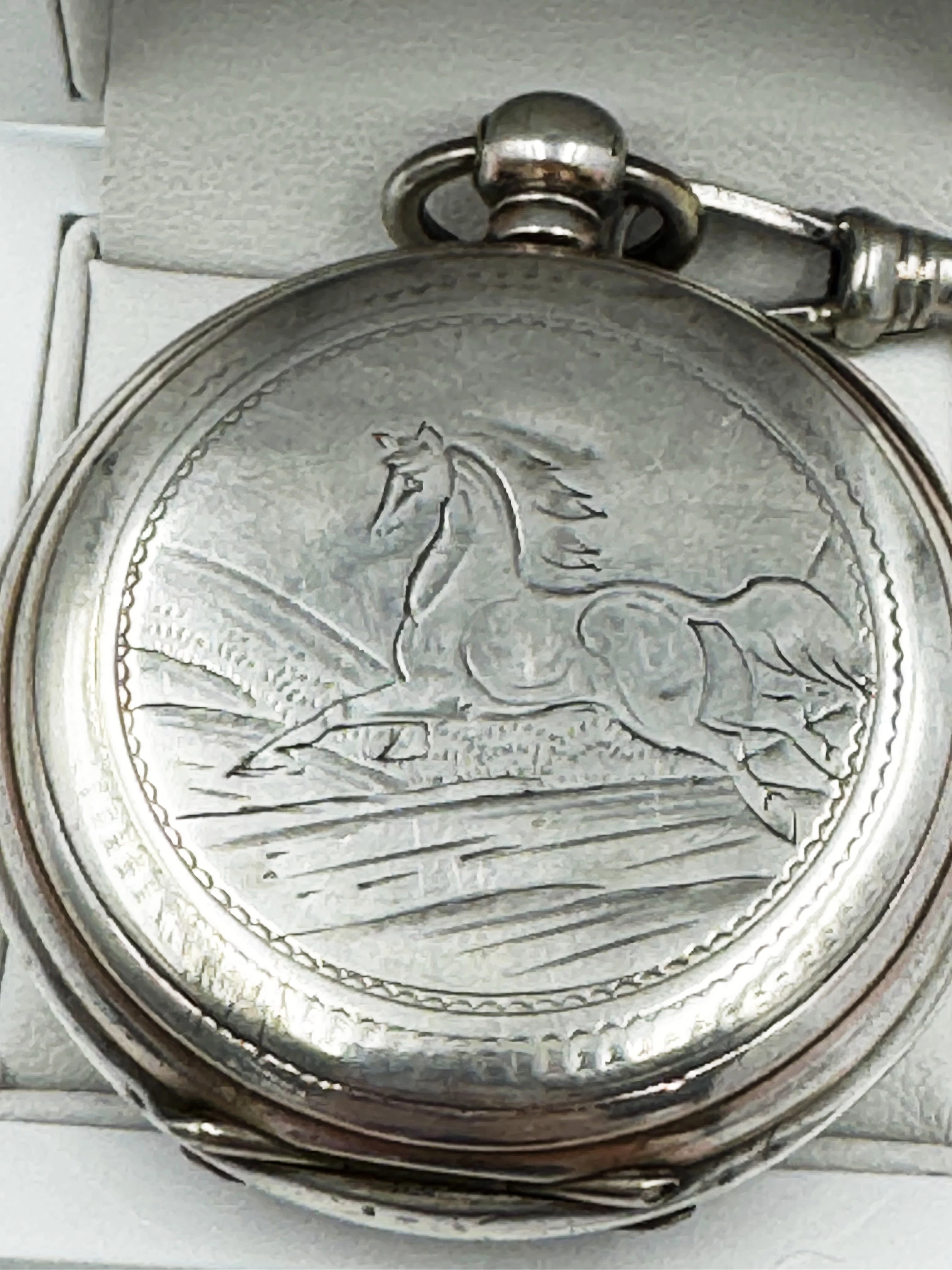 srebrny-zegarek-kieszonkowy-pr-800-z-grawerem-konia-srednica-koperty-48