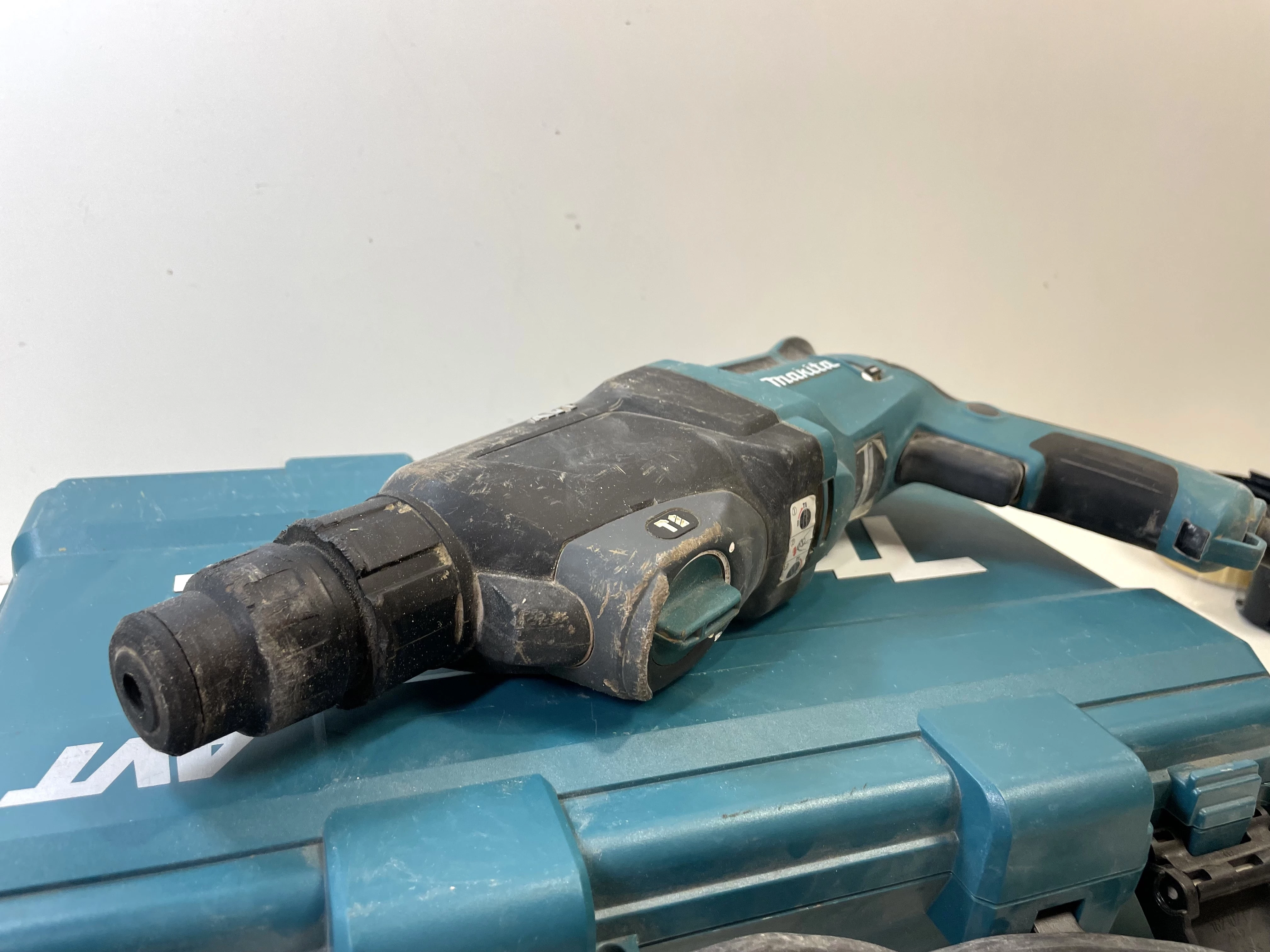 mlotowiertarka-makita-hr2611ftwalizka-typ-uchwytu-128474-1