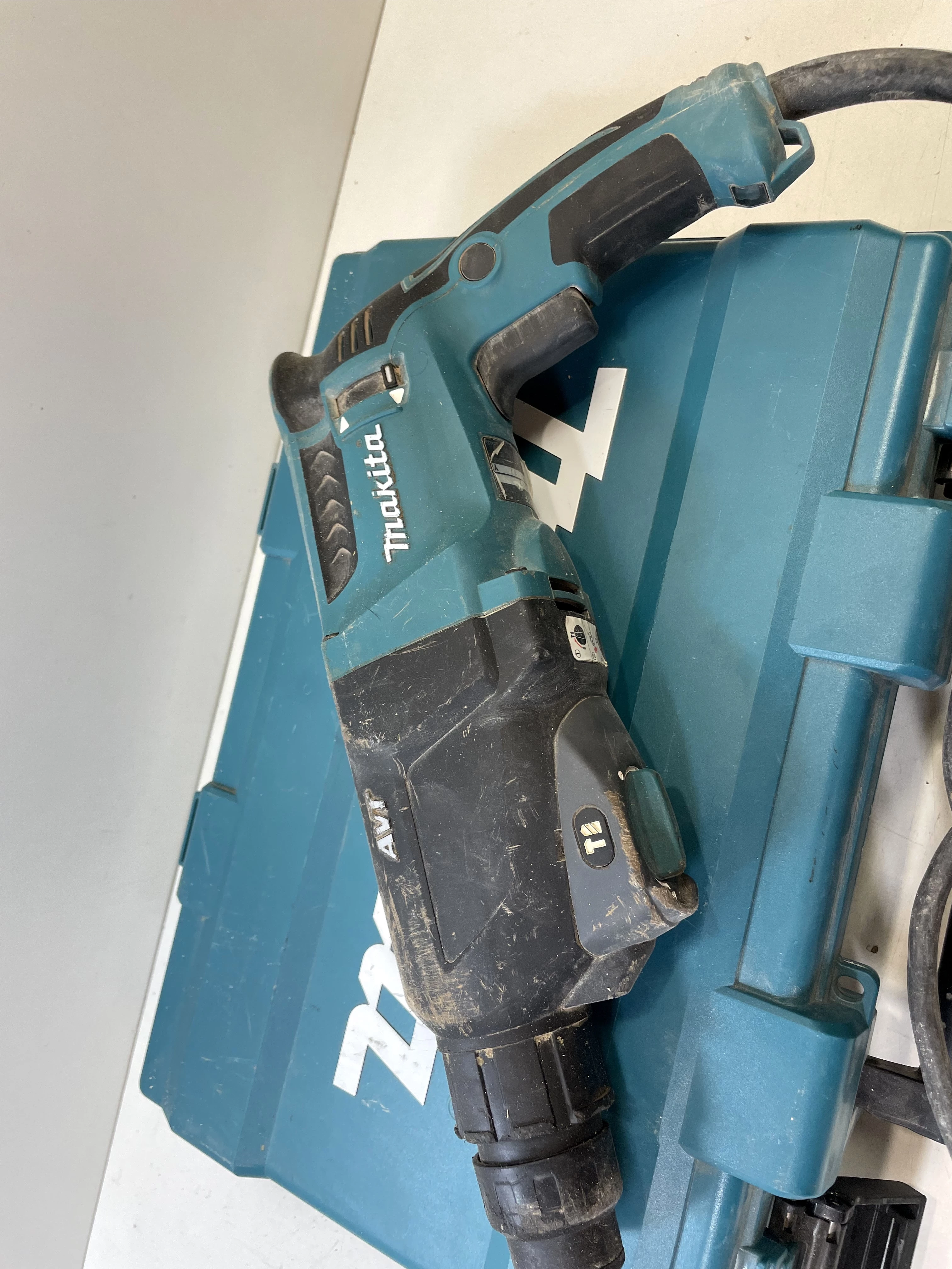 mlotowiertarka-makita-hr2611ftwalizka-energia-udaru-240