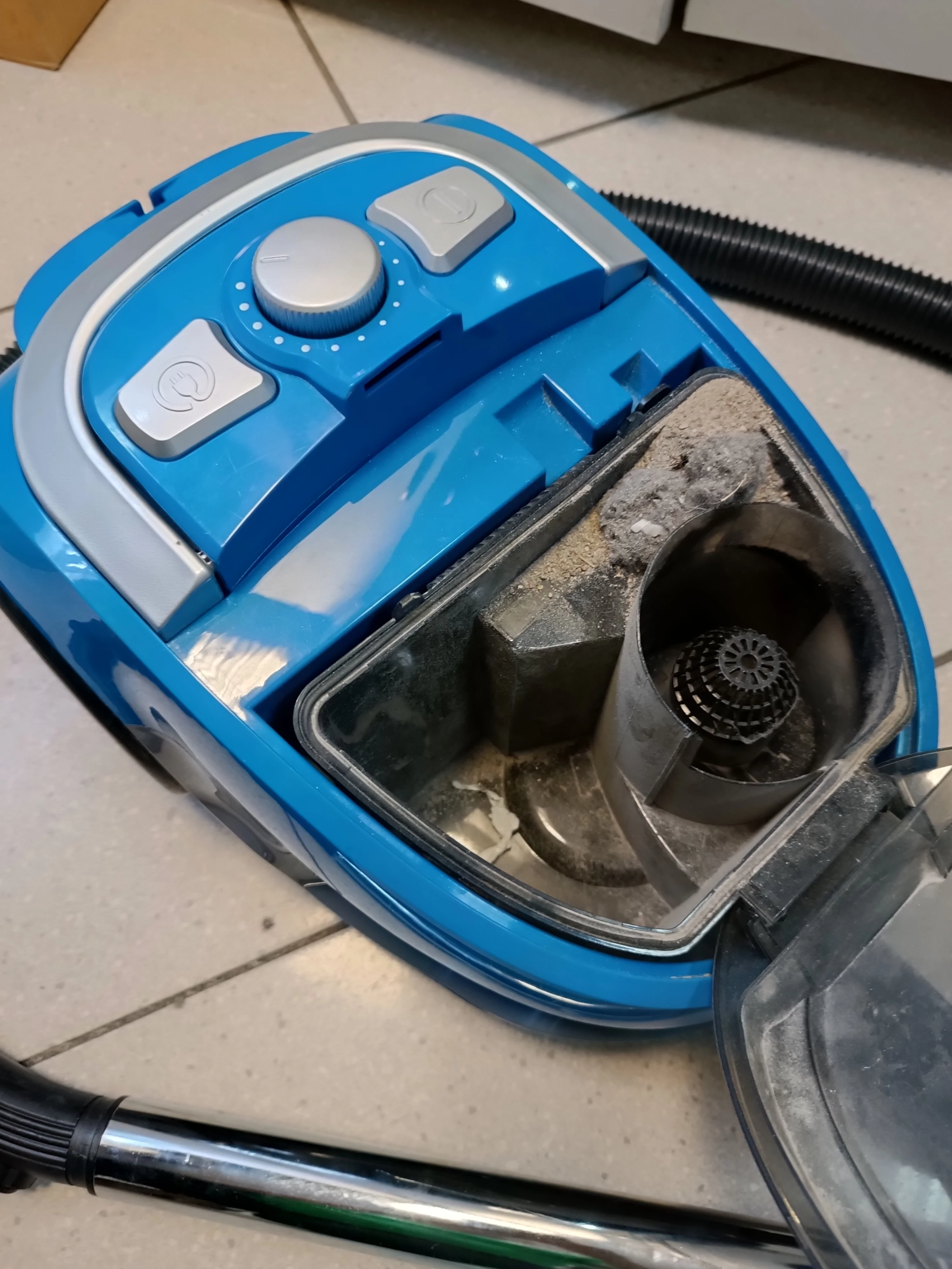 odkurzacz-bezworkowy-kerch-master-vc3200-pojemnosc-zbiornika-na-kurz-250