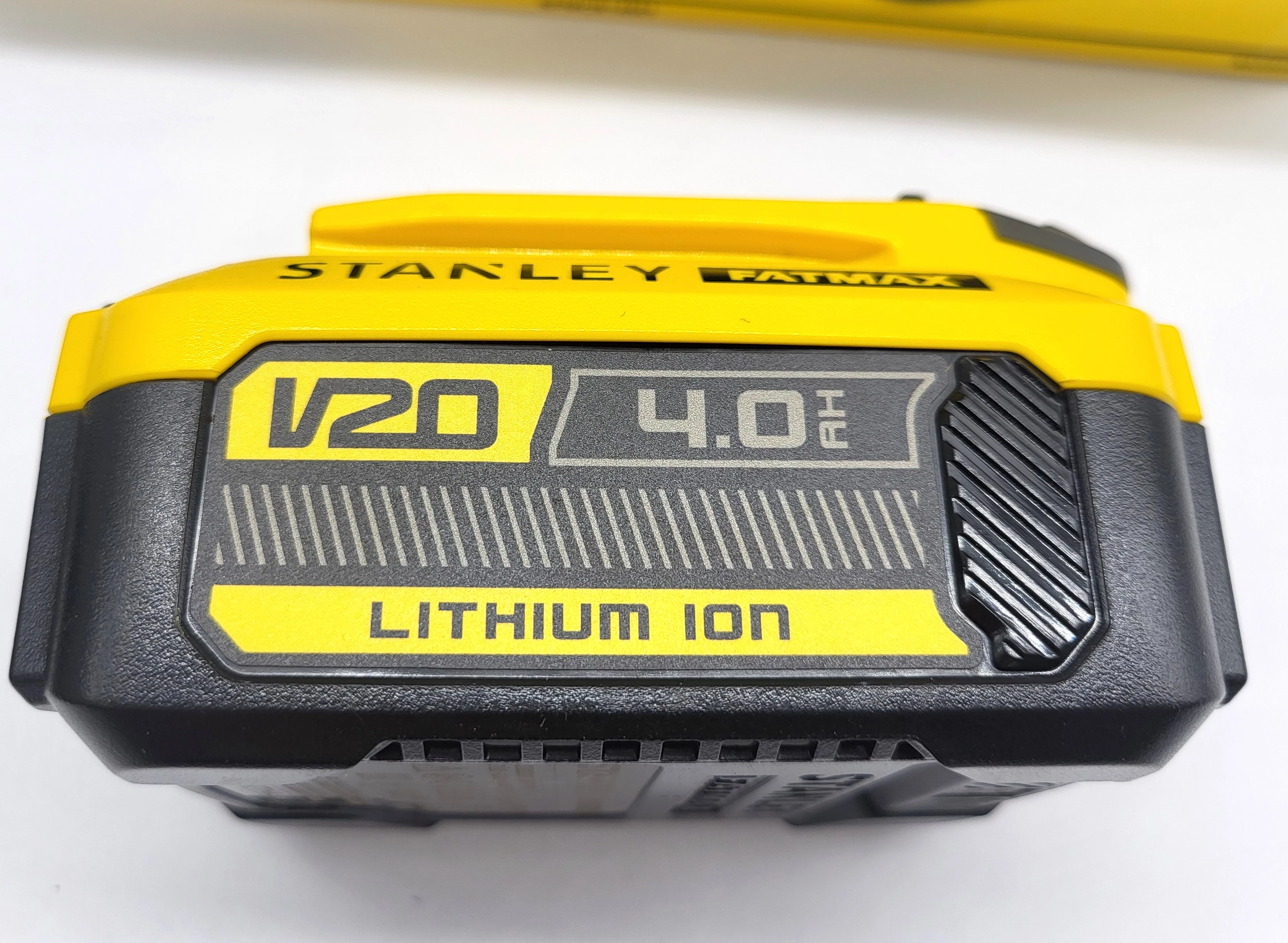 akumulator-40ah-ladowarka-v20-stanley-fatmax-pojemnosc-akumulatora-400