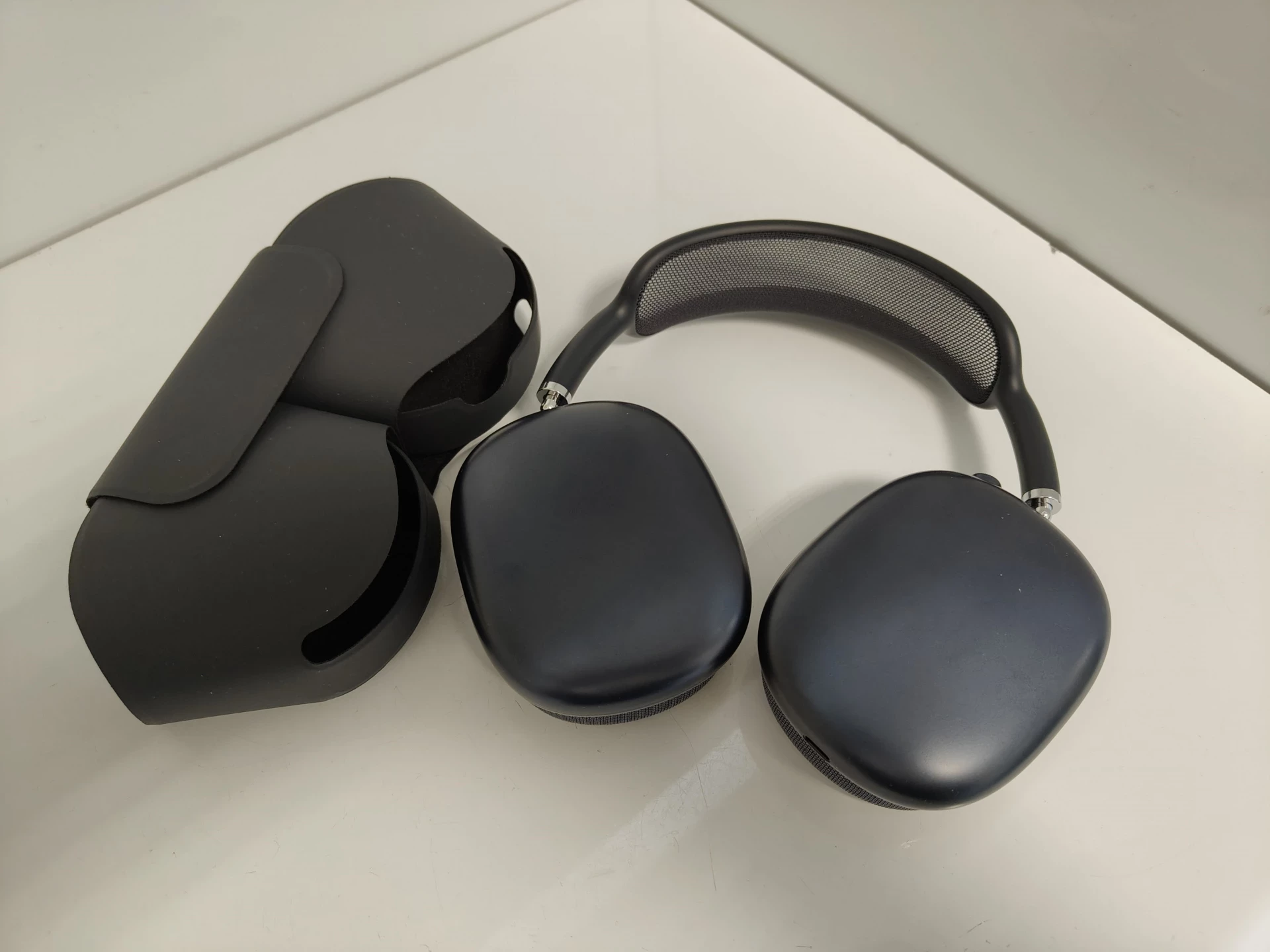 sluchawki-apple-airpods-max-usb-c-nauszne-bluetooth-polnoc-bezprzewodowe-model-250439-1920336