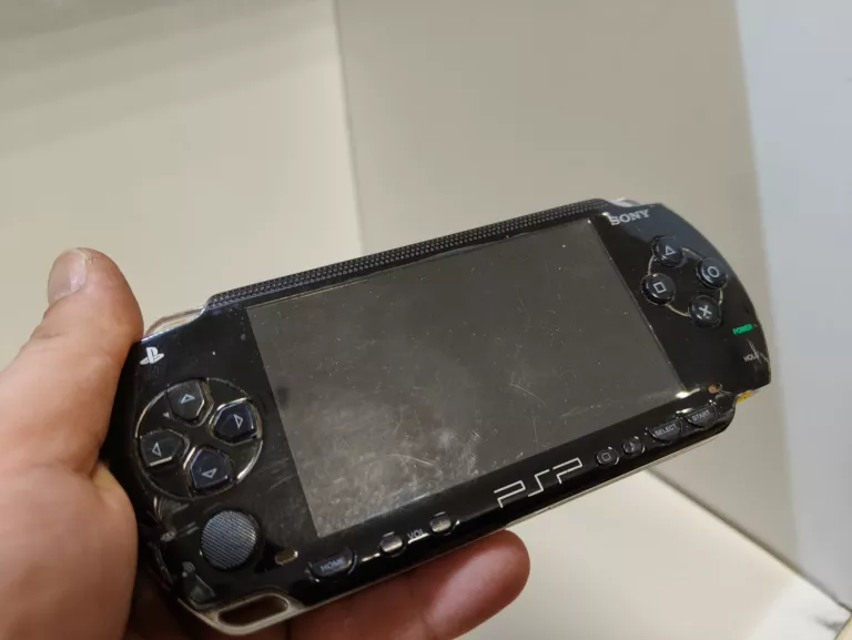 konsola-sony-psp-e-1004-karta-2gb-gry-god-of-war-burnout-pursuit-tench-waga-produktu-z-opakowaniem-jednostkowym-1000