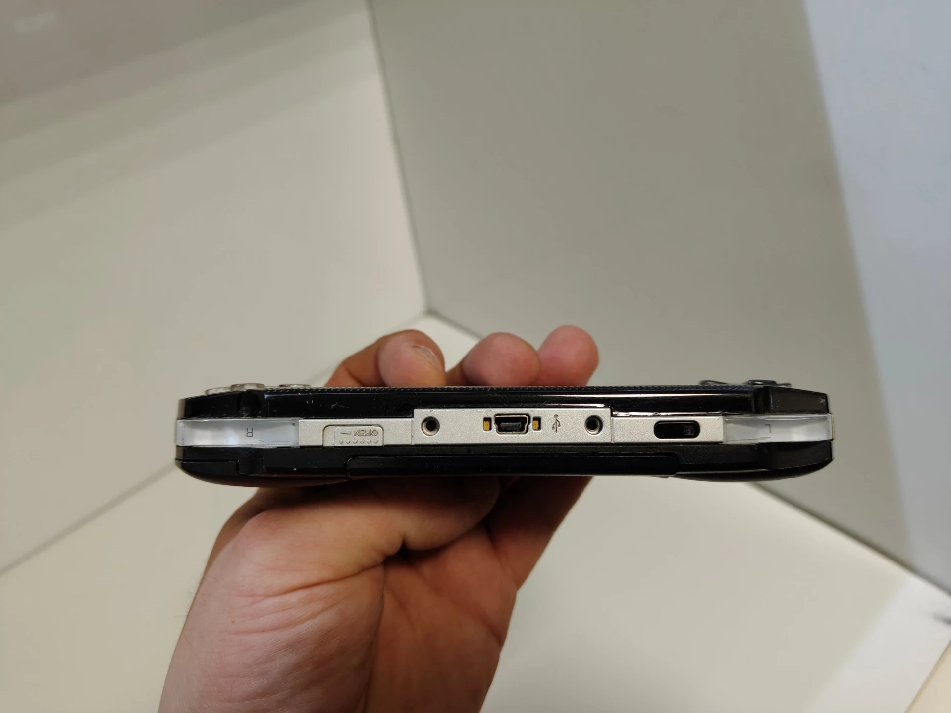 konsola-sony-psp-e-1004-karta-2gb-gry-god-of-war-burnout-pursuit-tench-zawiera-baterie-250685-2006716