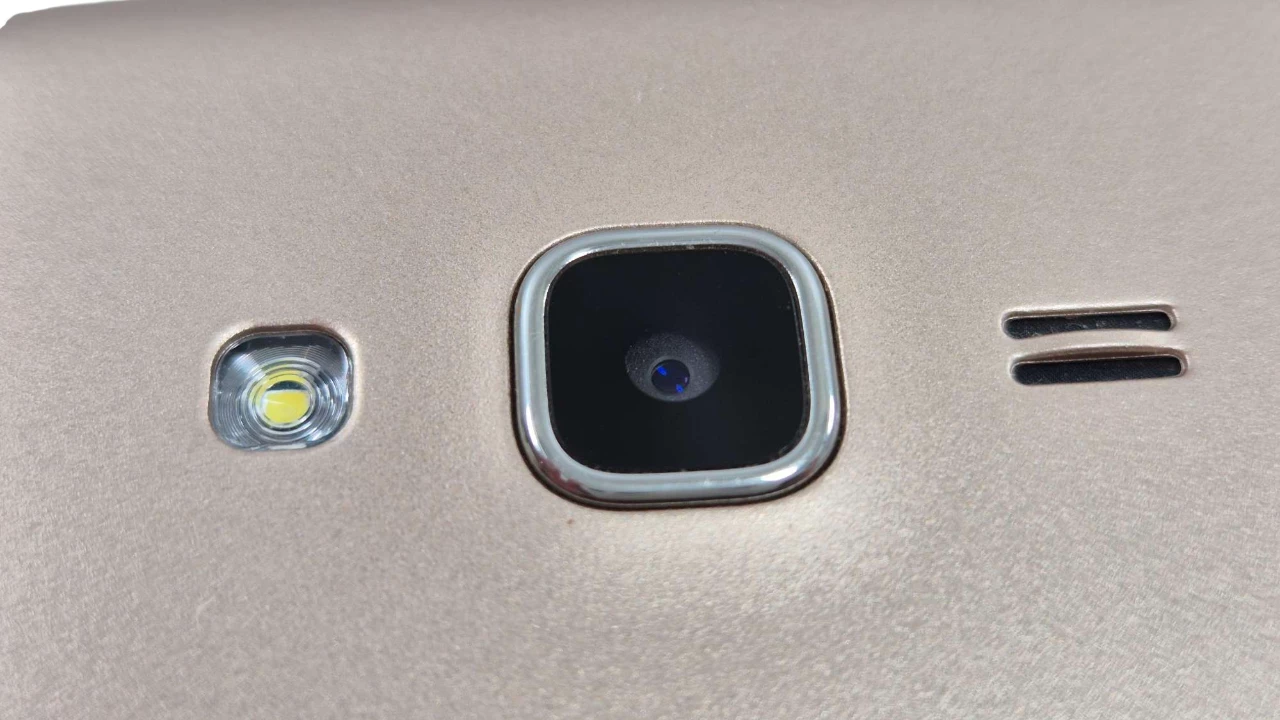 telefon-samsung-j3-2016-158gb-zloty-stan-bardzo-dobry-przekatna-ekranu-500