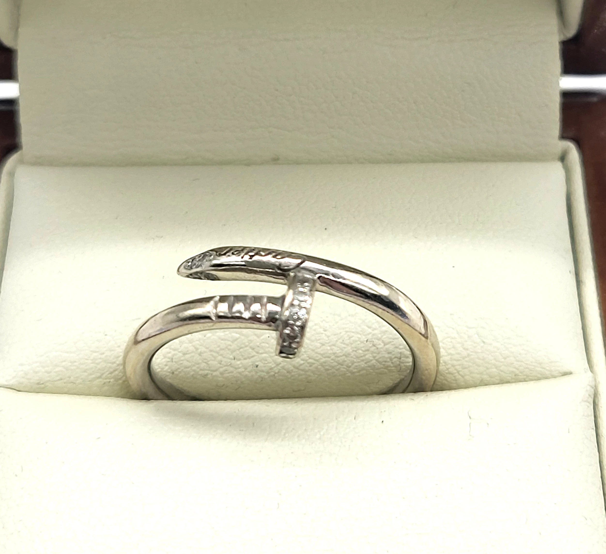 niespotykany-zloty-pierscionek-585378g-biale-zloto-material-15835-1