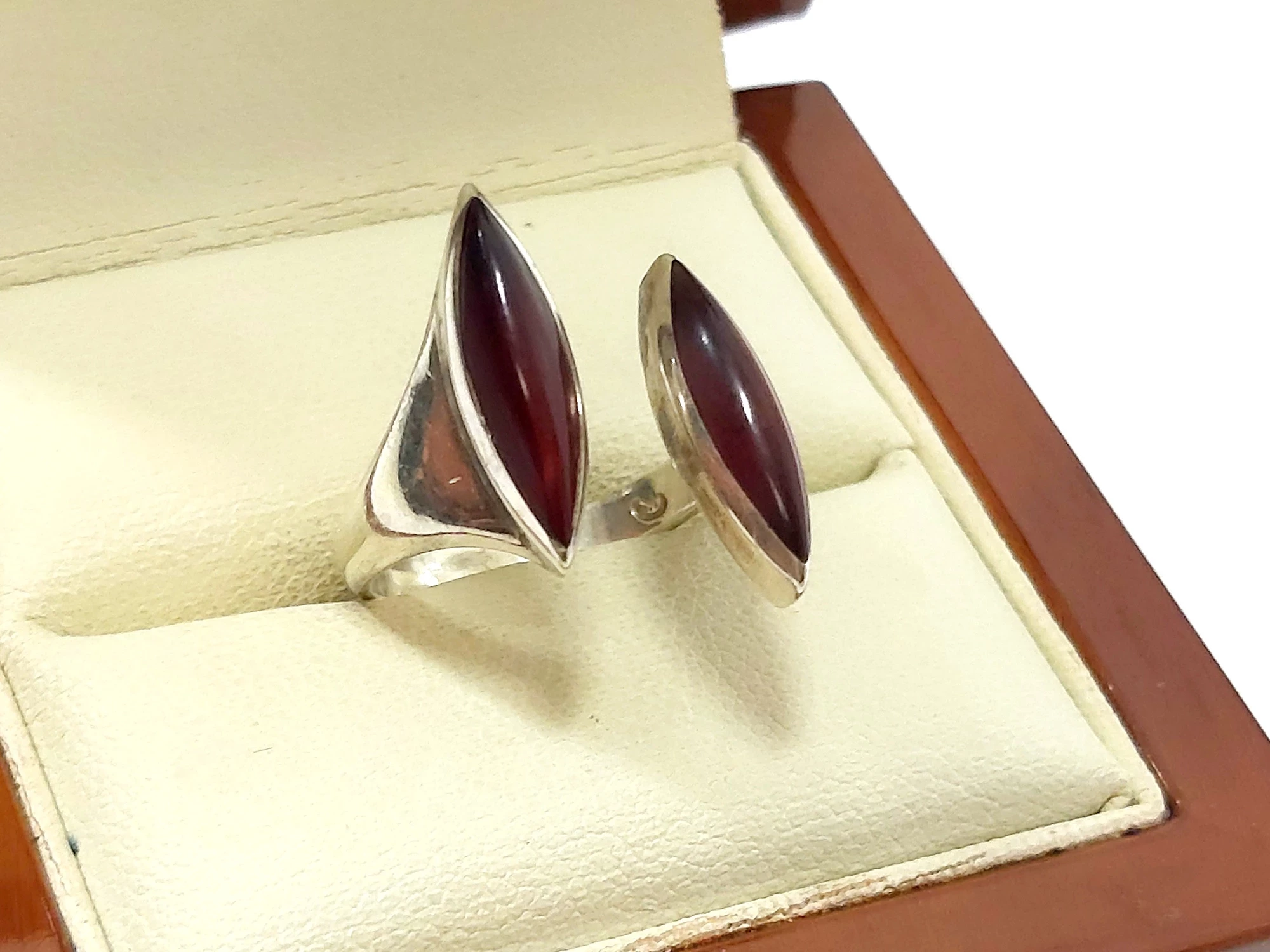 bursztynowy-srebrny-pierscionek-proby-925-rozmiar-17-mickiewicza-1-nidzica