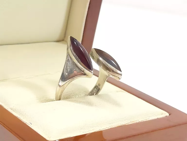 bursztynowy-srebrny-pierscionek-proby-925-rozmiar-17-kamienie-221-128