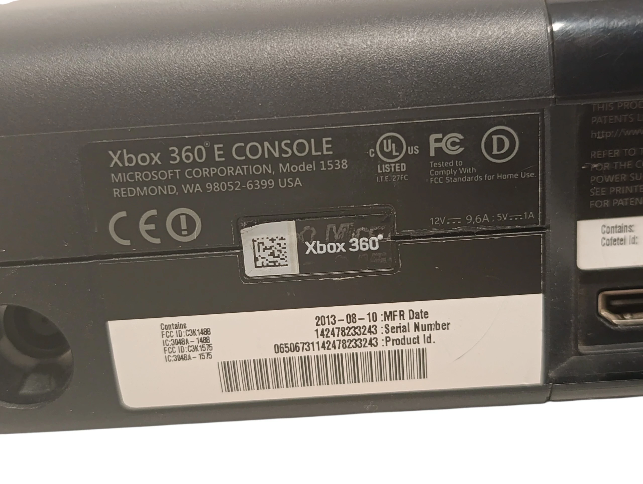 konsola-xbox-360-e-250gb-zestaw-z-dwoma-przewodowymi-padami-i-3-grami-model-xbox-360-slim-e