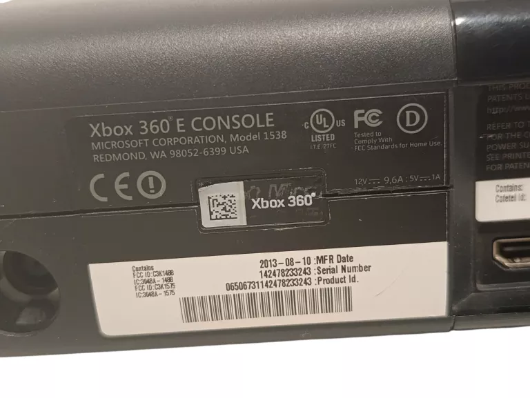 konsola-xbox-360-e-250gb-zestaw-z-dwoma-przewodowymi-padami-i-3-grami-model-xbox-360-slim-e