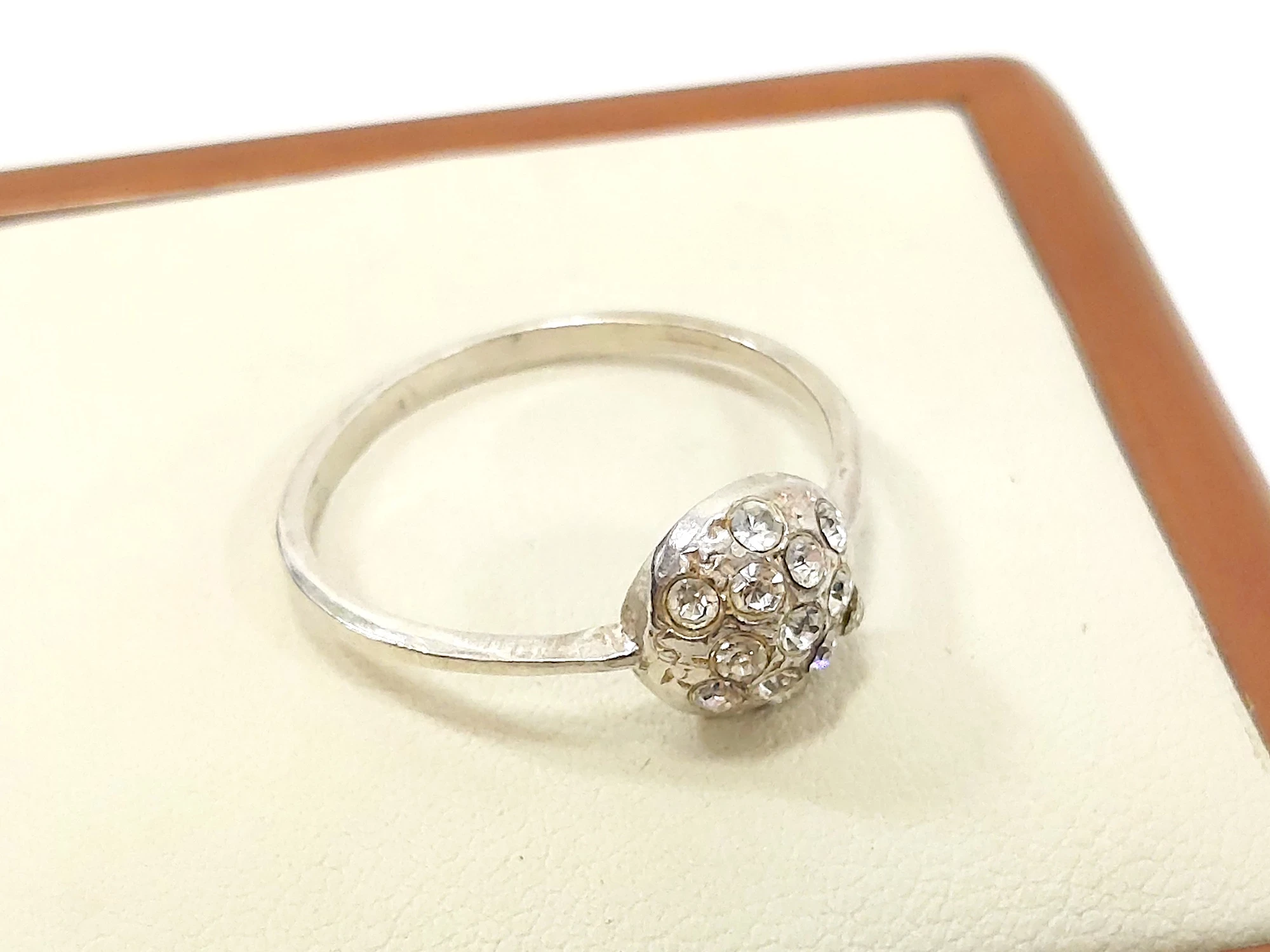 blyszczacy-srebrny-pierscionek-proby-925-rozmiar-20-kamienie-221-128