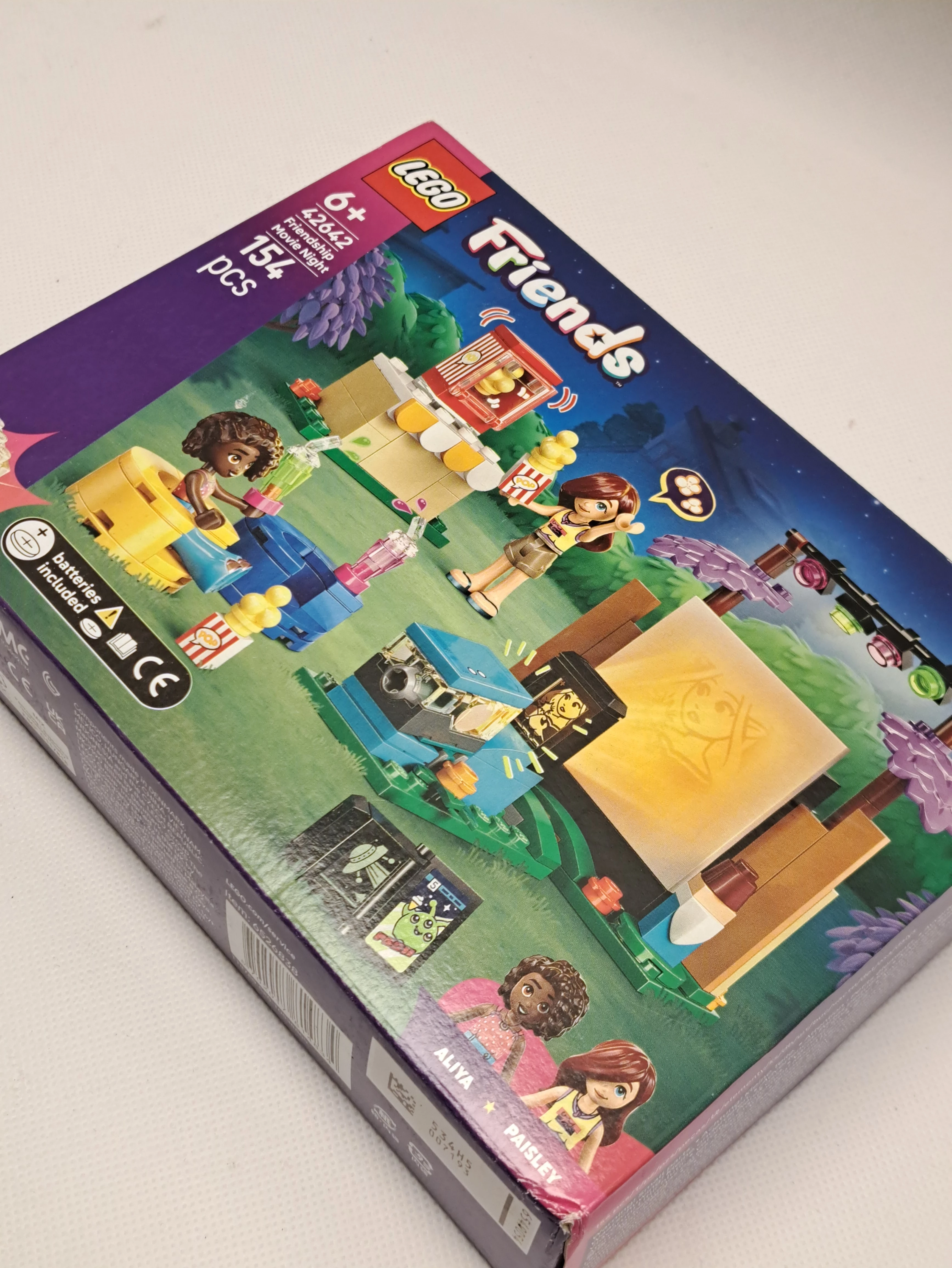 lego-friends-42642-maraton-filmowy-przyjaciolek-nazwa-zestawu-przyjaciele-42642-wieczor-filmowy-ze-znajomymi
