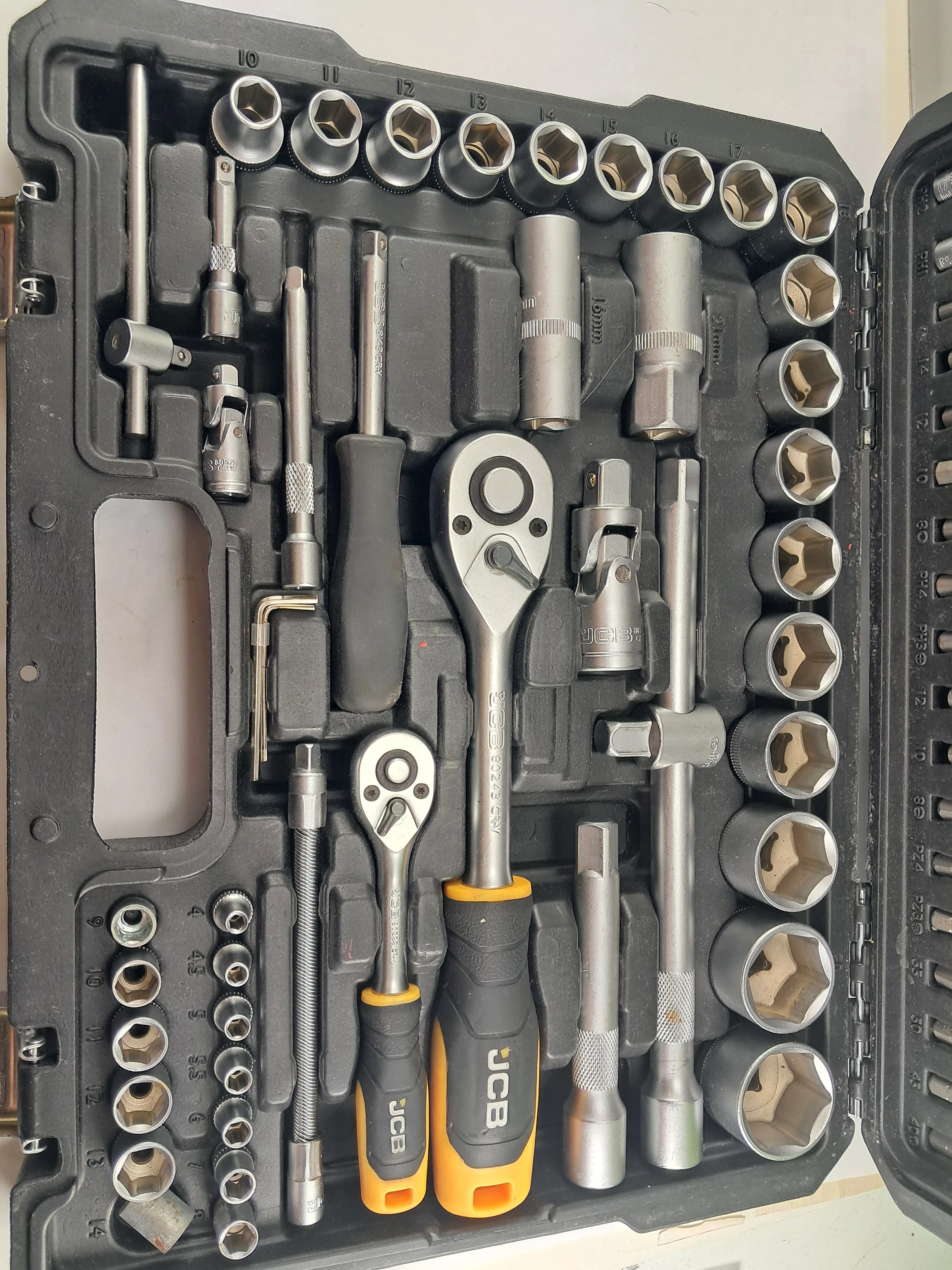 zestaw-narzedzi-94el-14-12-6-katnych-4-32mm-nasadki-bity-jcb-ean-gtin-5056485704105