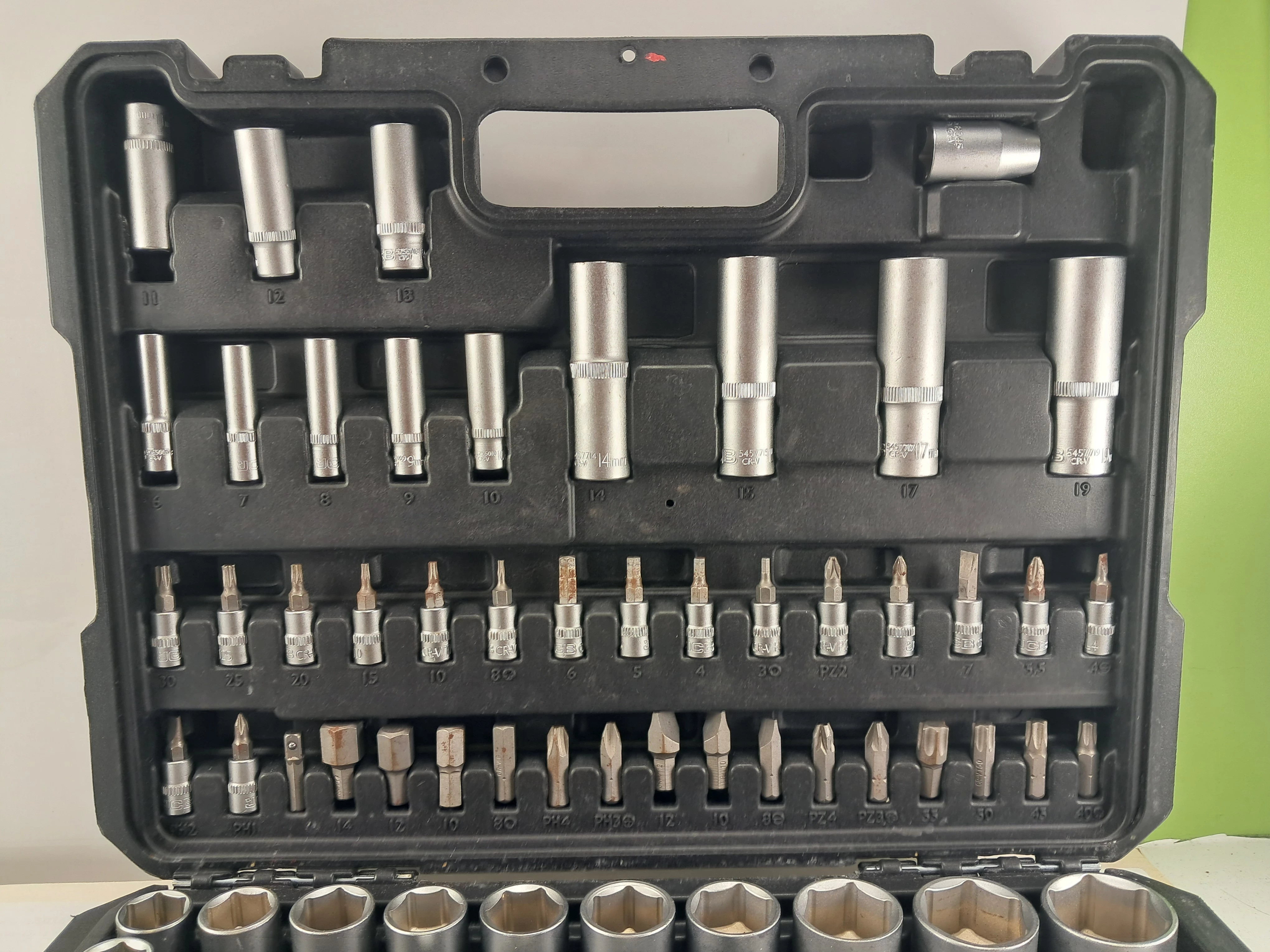 zestaw-narzedzi-94el-14-12-6-katnych-4-32mm-nasadki-bity-jcb-stan-11323-2