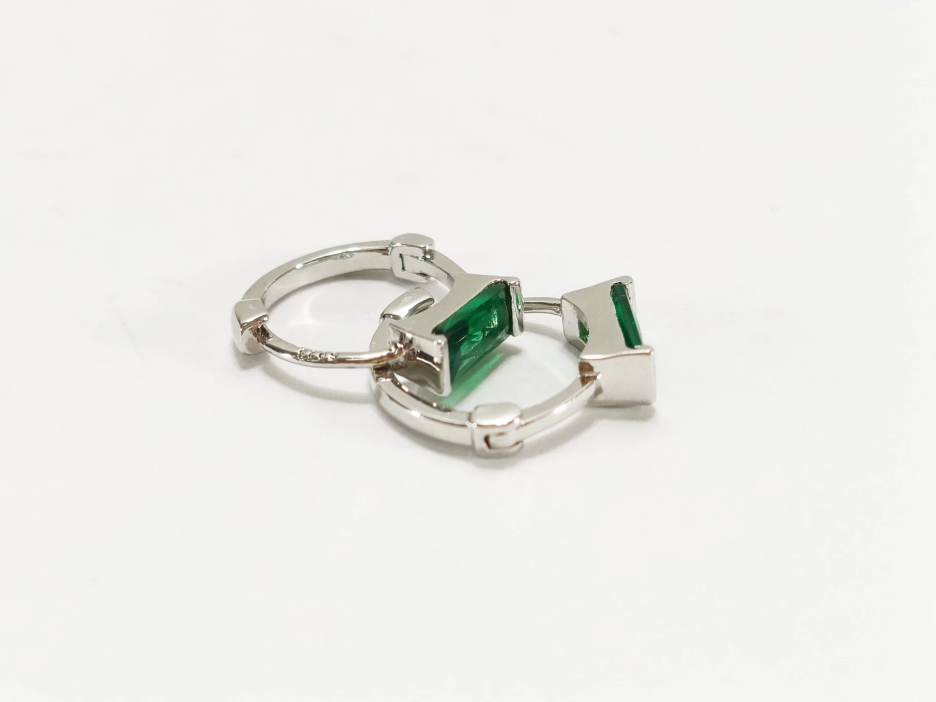 piekne-srebrne-kolczyki-925-z-zielonym-oczkiem-136g-kolka-z-oczkiem-stan-11323-2