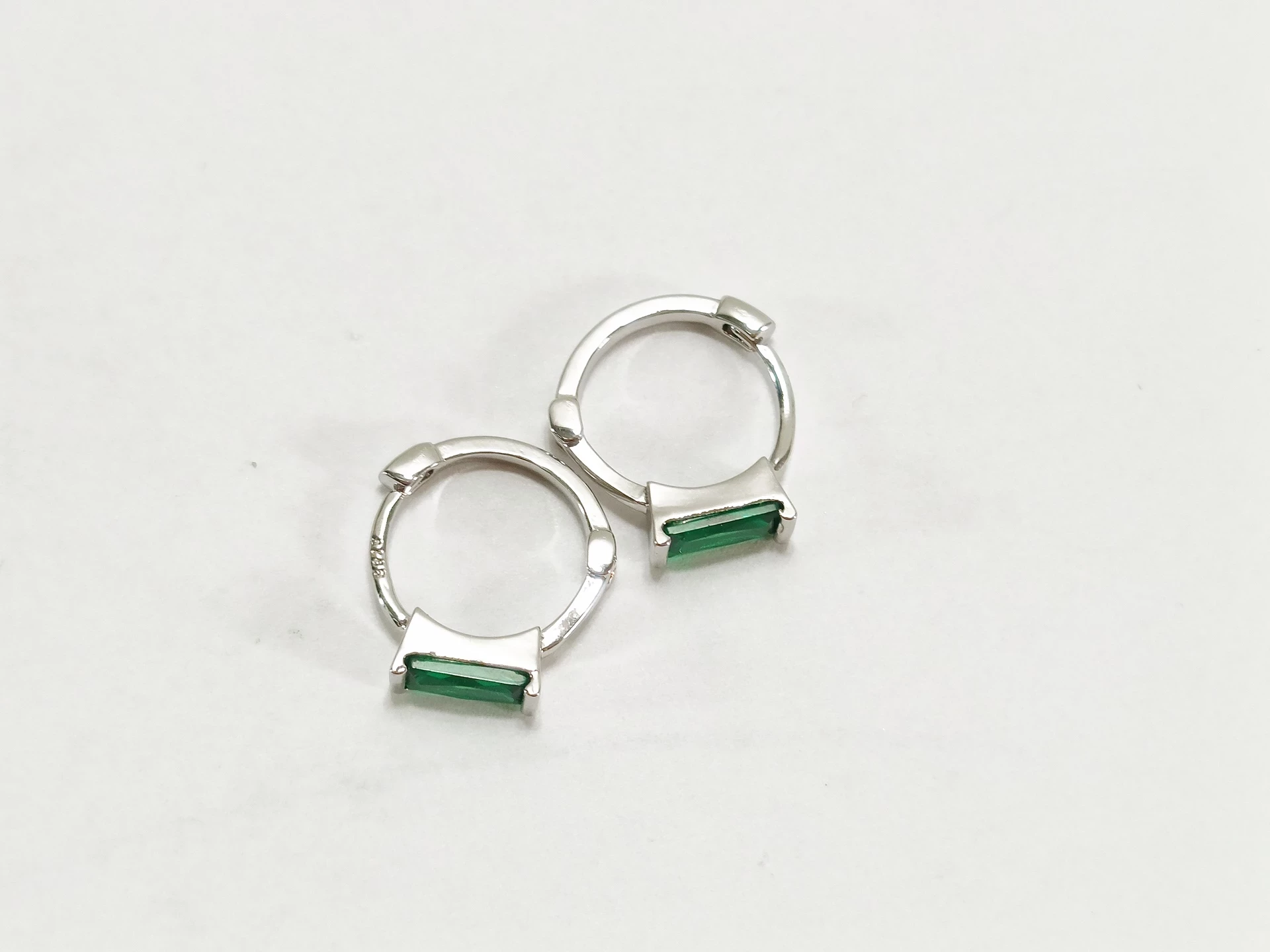 piekne-srebrne-kolczyki-925-z-zielonym-oczkiem-136g-kolka-z-oczkiem-rodzaj-zapiecia-2207-5