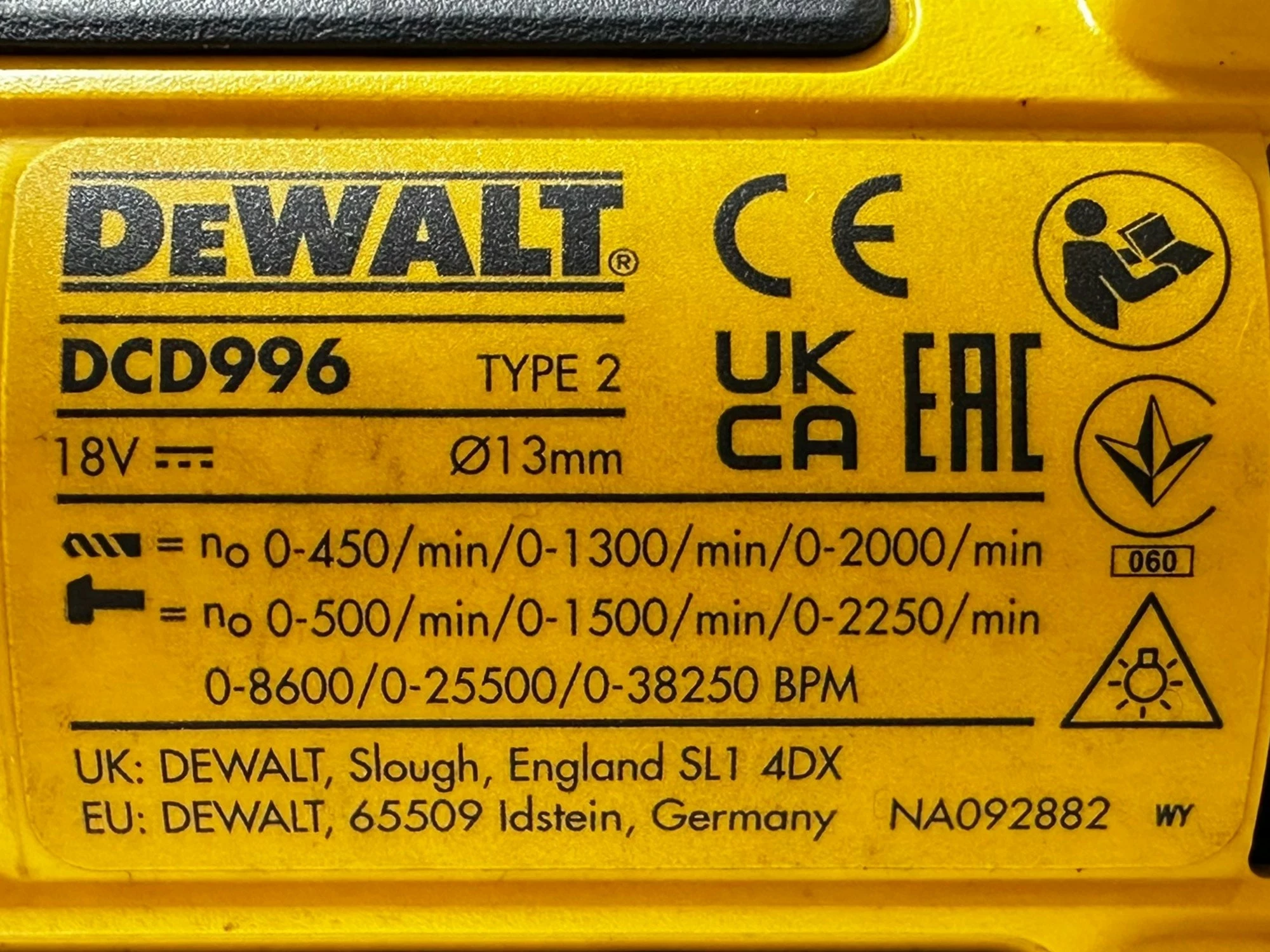 wiertarko-wkretarka-udarowa-dewalt-dcd996-2x-aku-5ah-walizka-pojemnosc-akumulatora-000