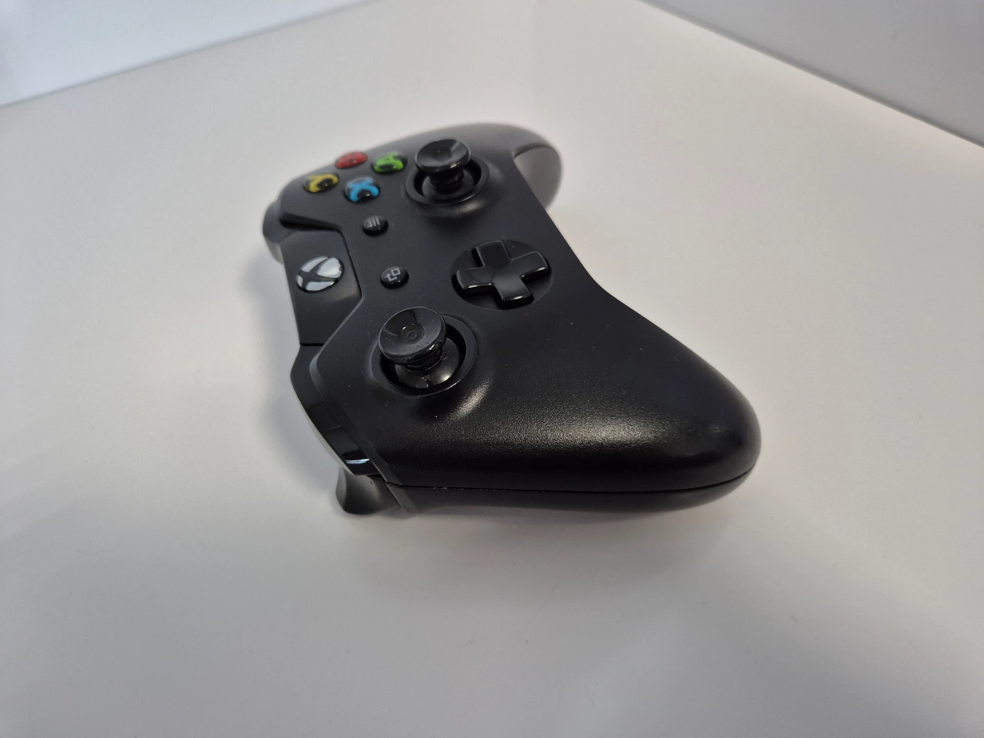 pad-do-xbox-one-kontroler-czarny-bezprzewodowy-sposob-podlaczenia-210654-2