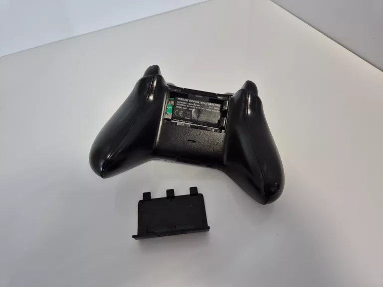 pad-do-xbox-one-kontroler-czarny-bezprzewodowy-kod-producenta-1708-6cl-00002