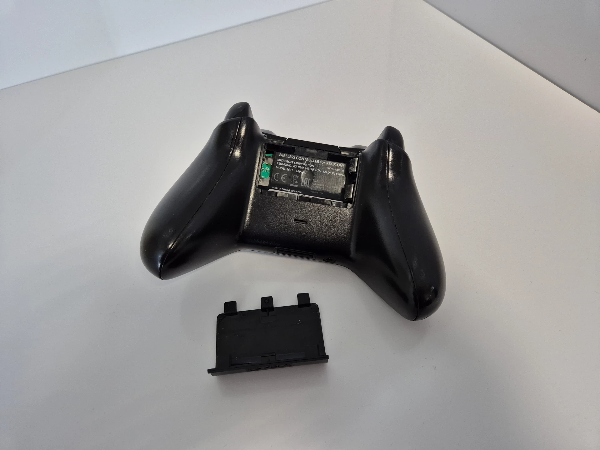 pad-do-xbox-one-kontroler-czarny-bezprzewodowy-kod-producenta-1708-6cl-00002