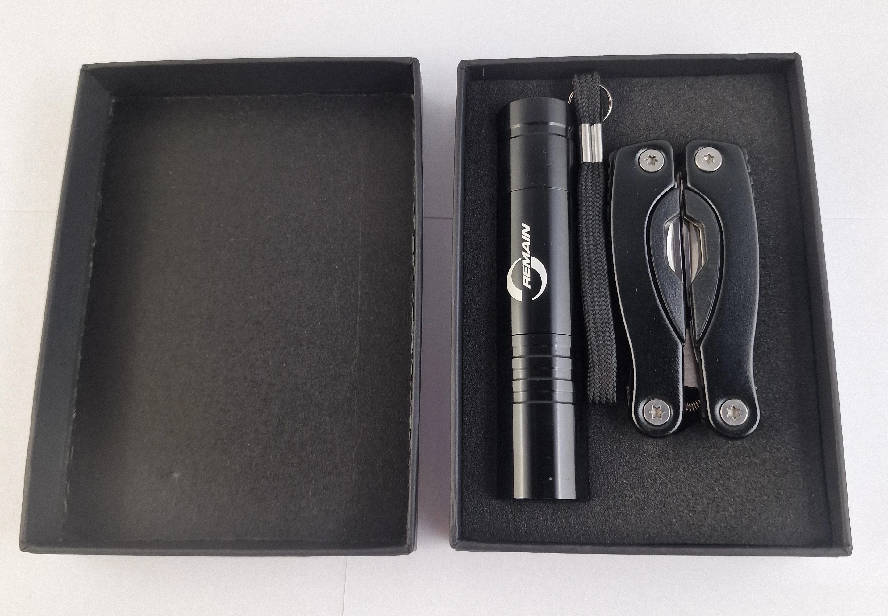 zestaw-upominkowy-multitool-latarka-wyzwolenia-30-32-szczecin-rs