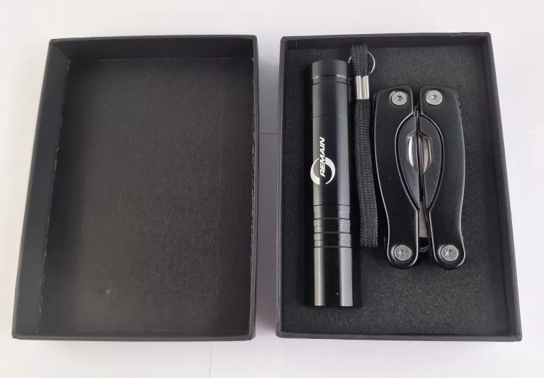 zestaw-upominkowy-multitool-latarka-wyzwolenia-30-32-szczecin-rs