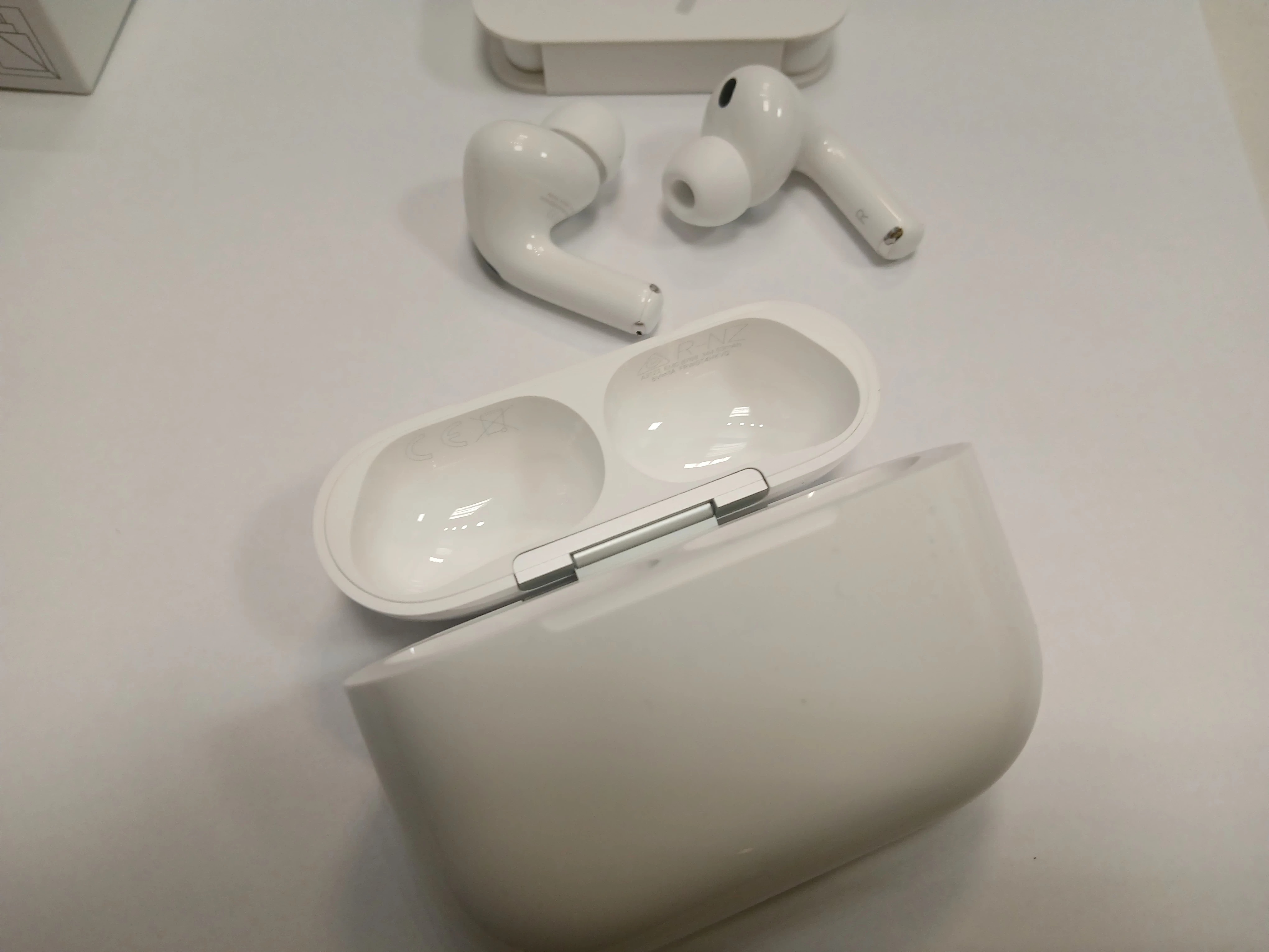 sluchawki-dokanalowe-apple-airpods-pro-3-rozpakowane-tylko-do-zdjec-transmisja-sygnalu-203713-217785