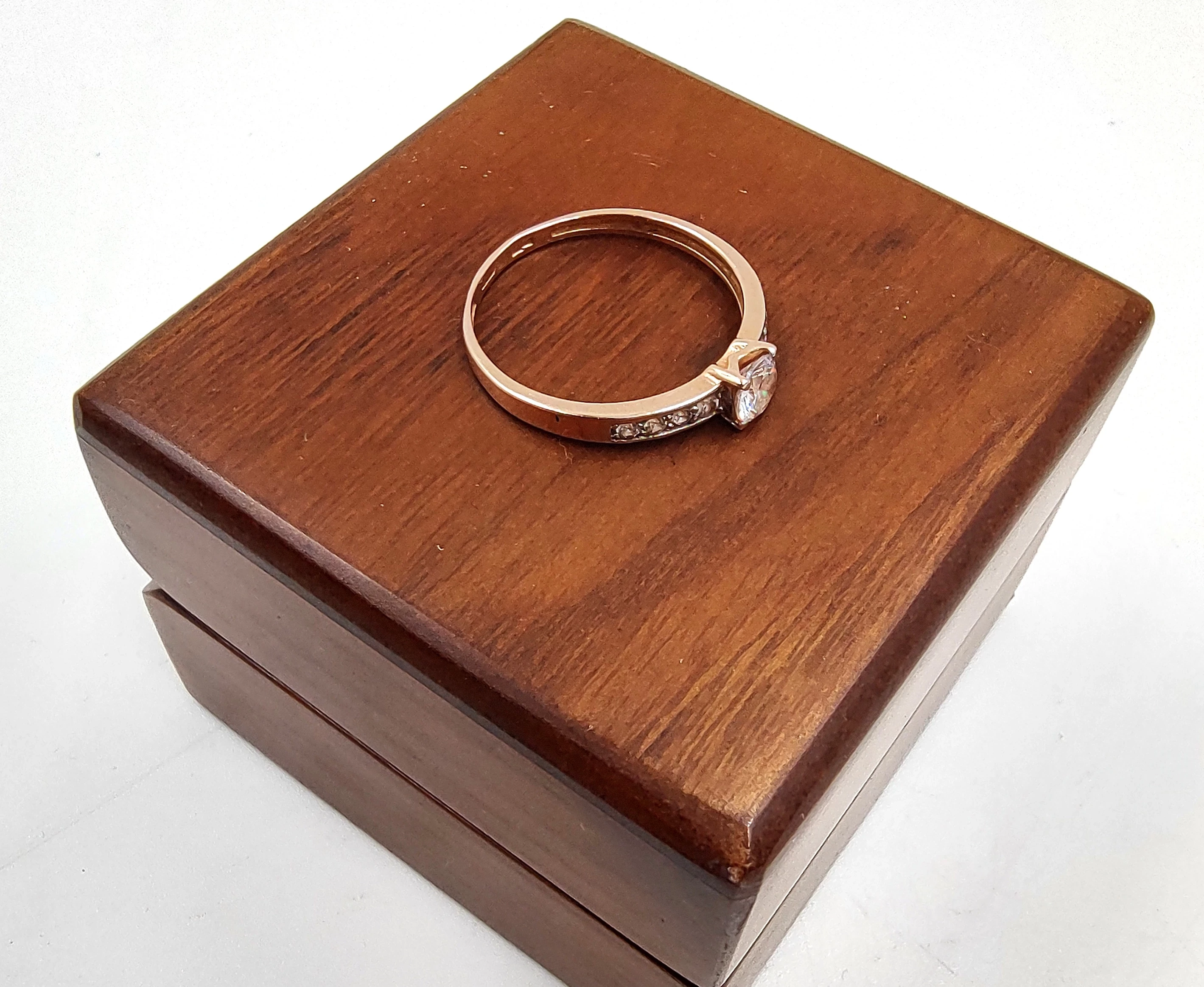 klasyczny-zloty-pierscionek-z-bialymi-kamieniami-585164g-material-15835-2