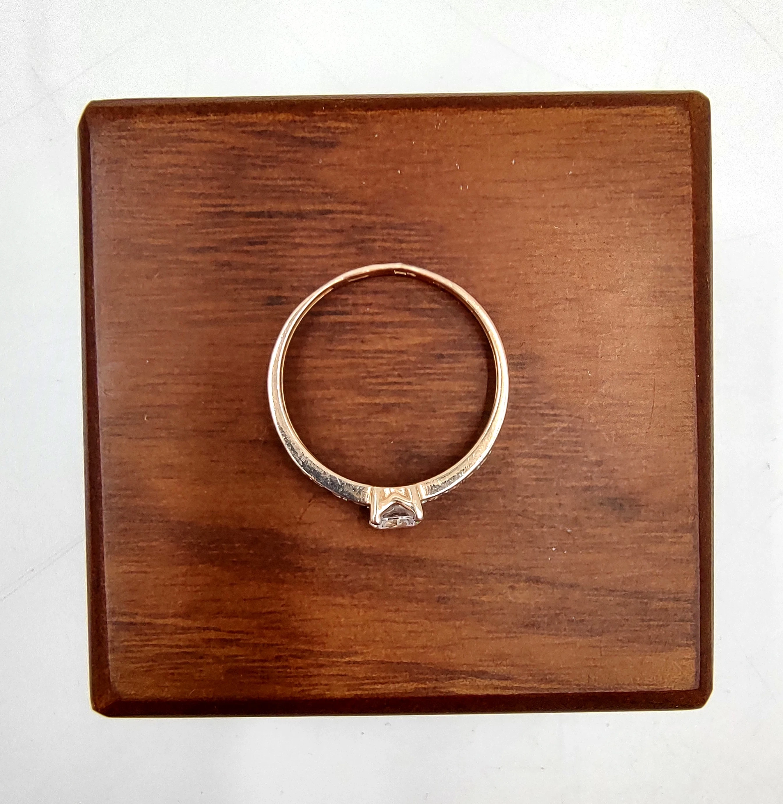 klasyczny-zloty-pierscionek-z-bialymi-kamieniami-585164g-rodzaj-2205-2