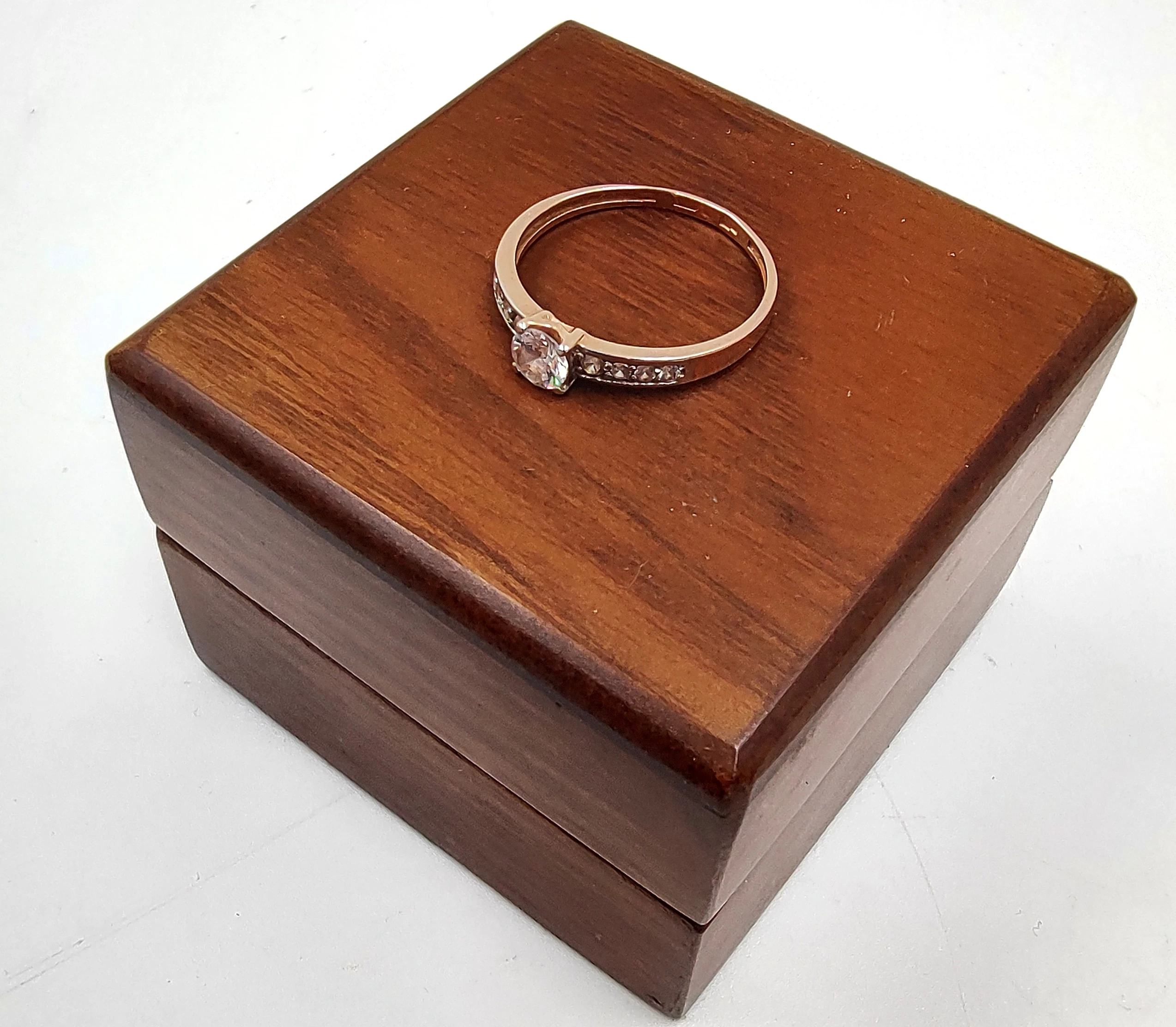 klasyczny-zloty-pierscionek-z-bialymi-kamieniami-585164g-kamien-17088-524288