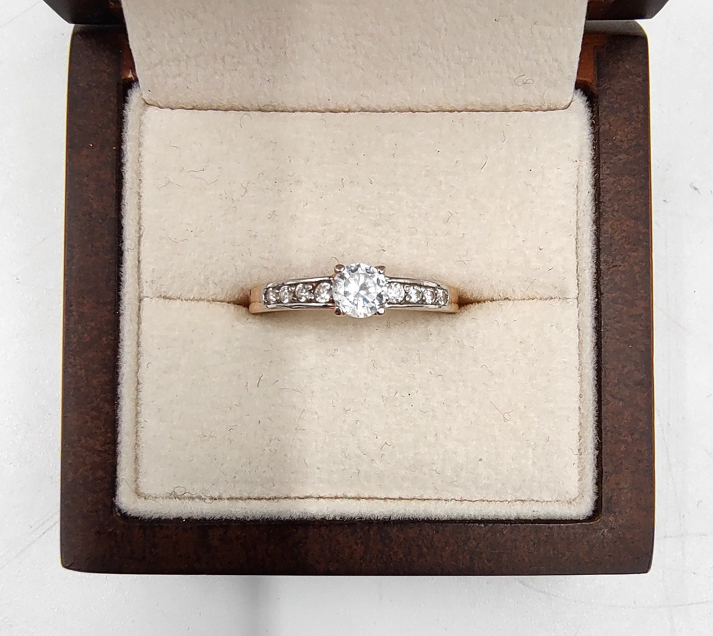 klasyczny-zloty-pierscionek-z-bialymi-kamieniami-585164g-i-armii-wojska-polskiego-10e-kolobrzeg