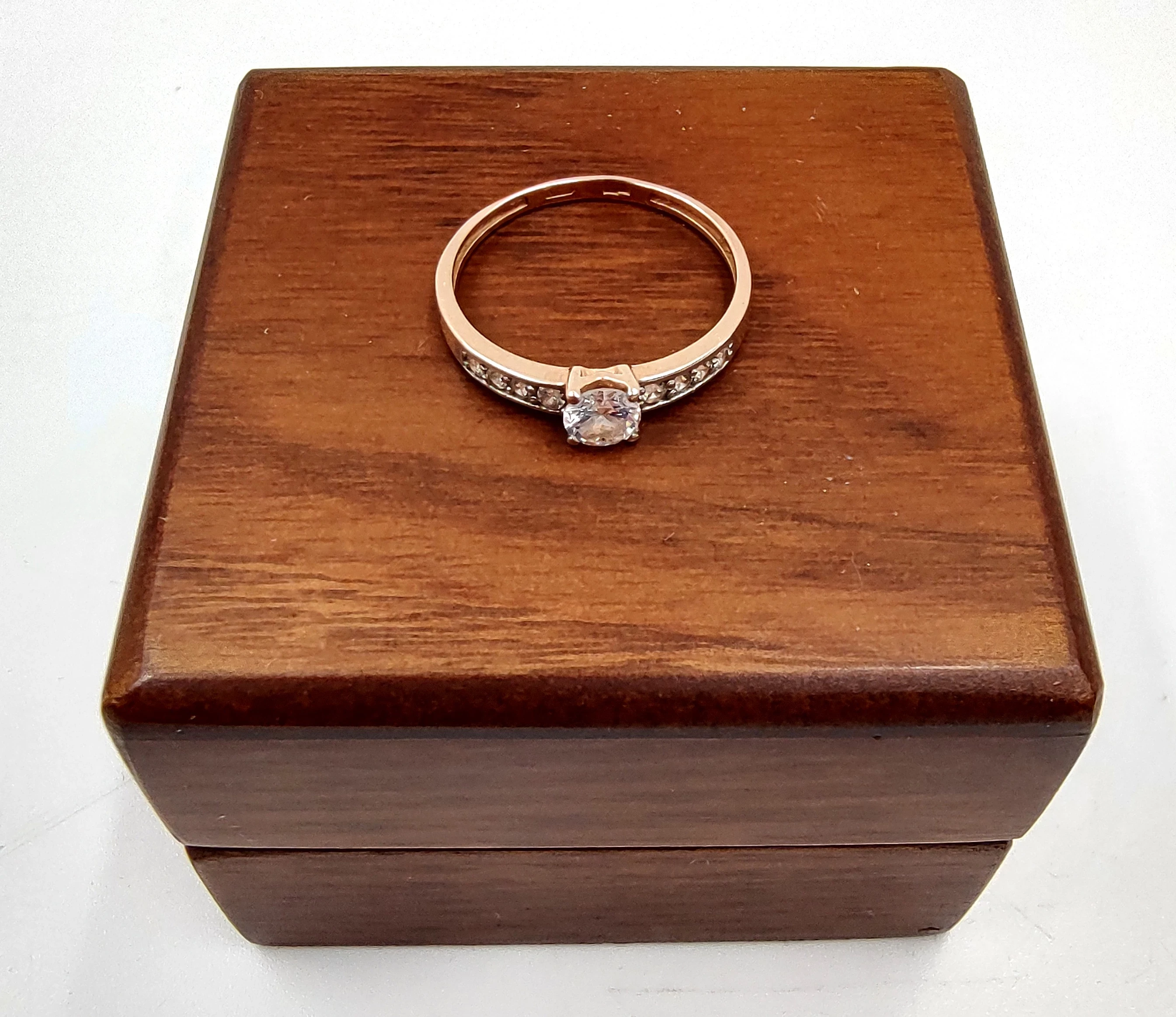 klasyczny-zloty-pierscionek-z-bialymi-kamieniami-585164g-stan-11323-2