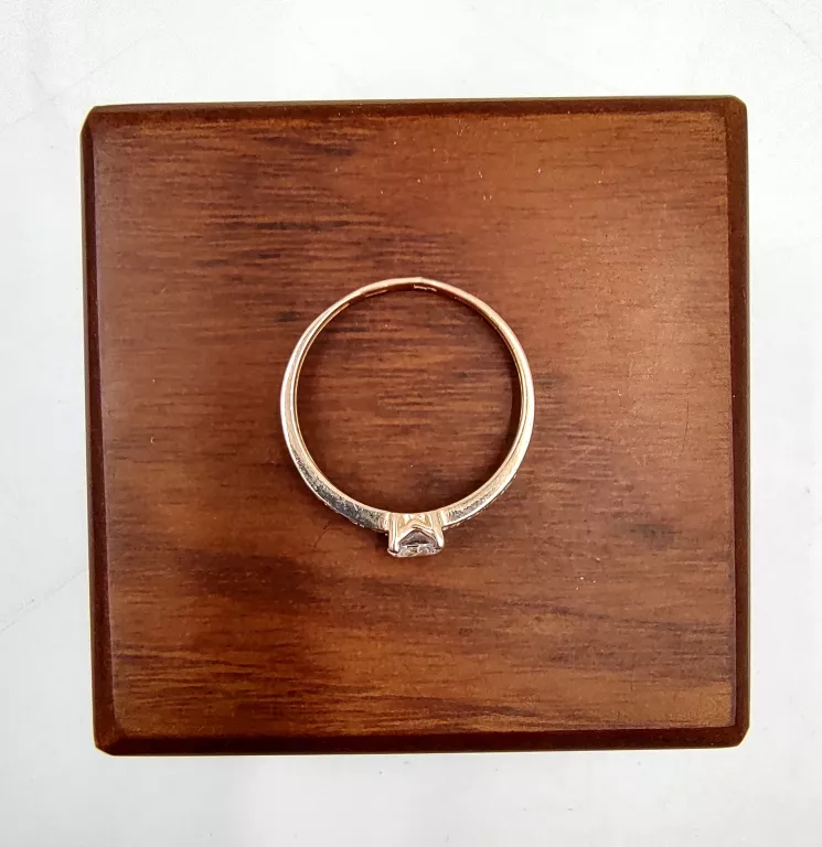 klasyczny-zloty-pierscionek-z-bialymi-kamieniami-585164g-rodzaj-2205-2