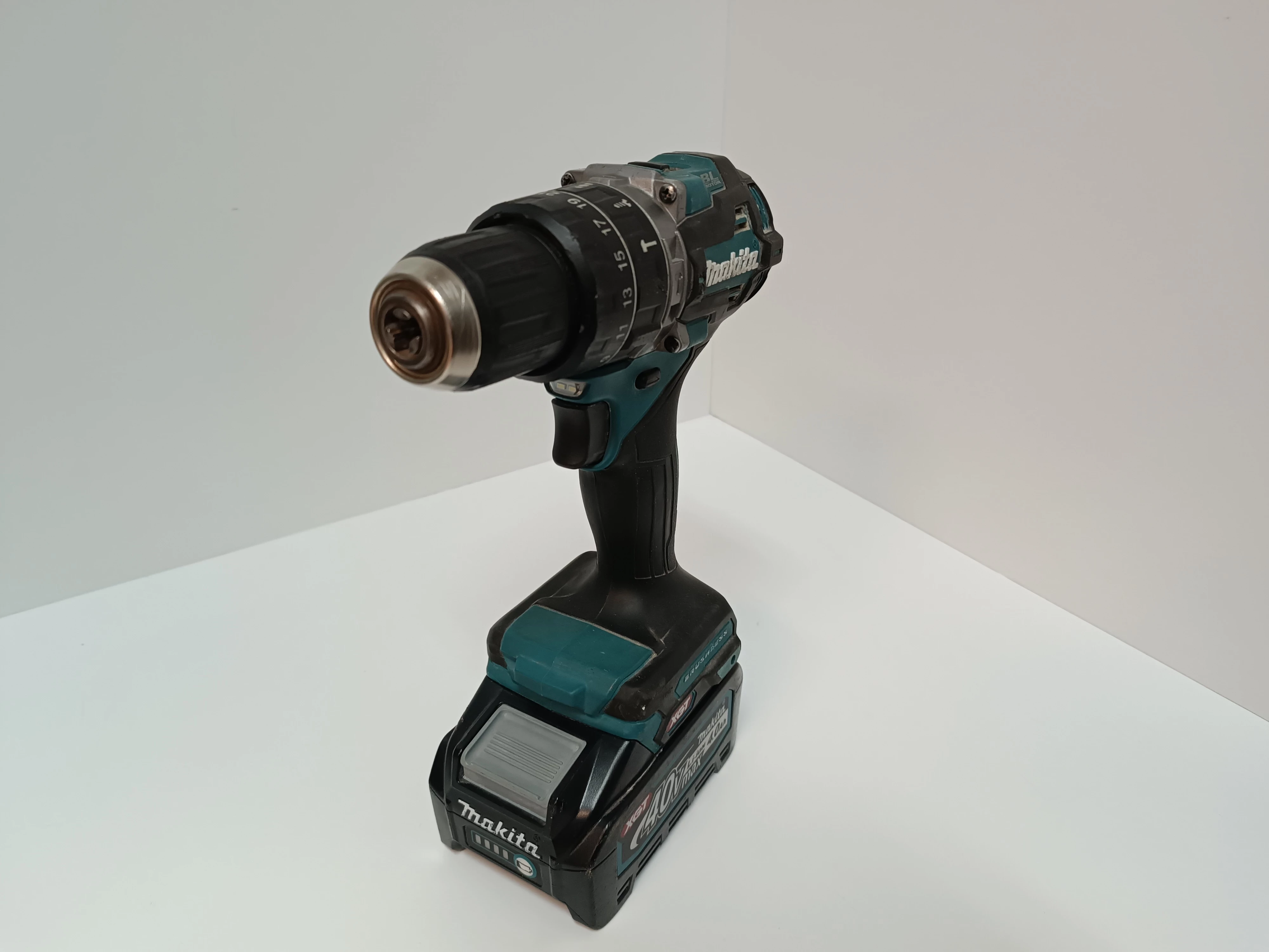 wkretarka-makita-hp002g-akumulator-40-v-40-ah-bl-4040-pojemnosc-akumulatora-200