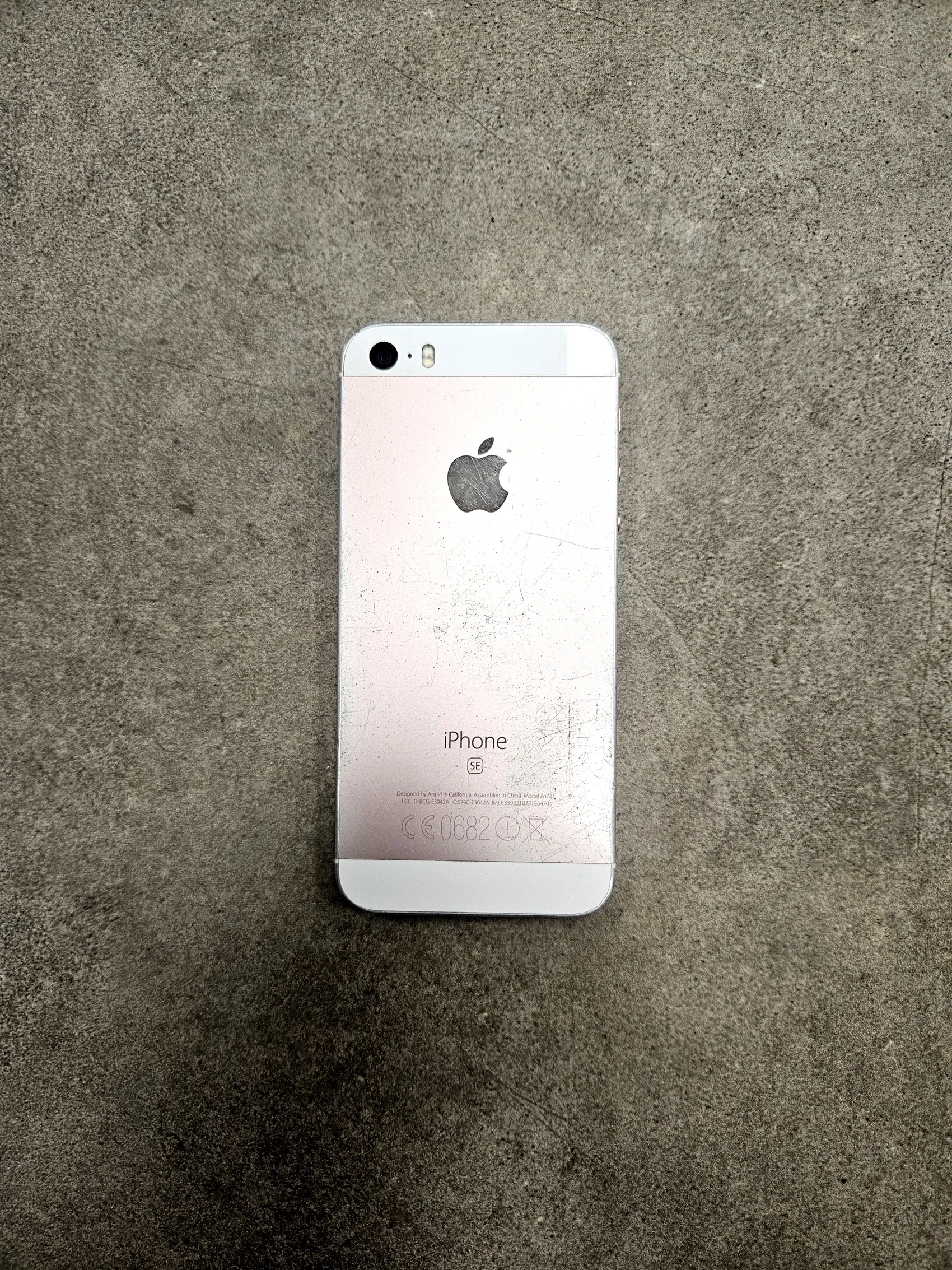 telefon-iphone-se-16-gb-stan-11323-2