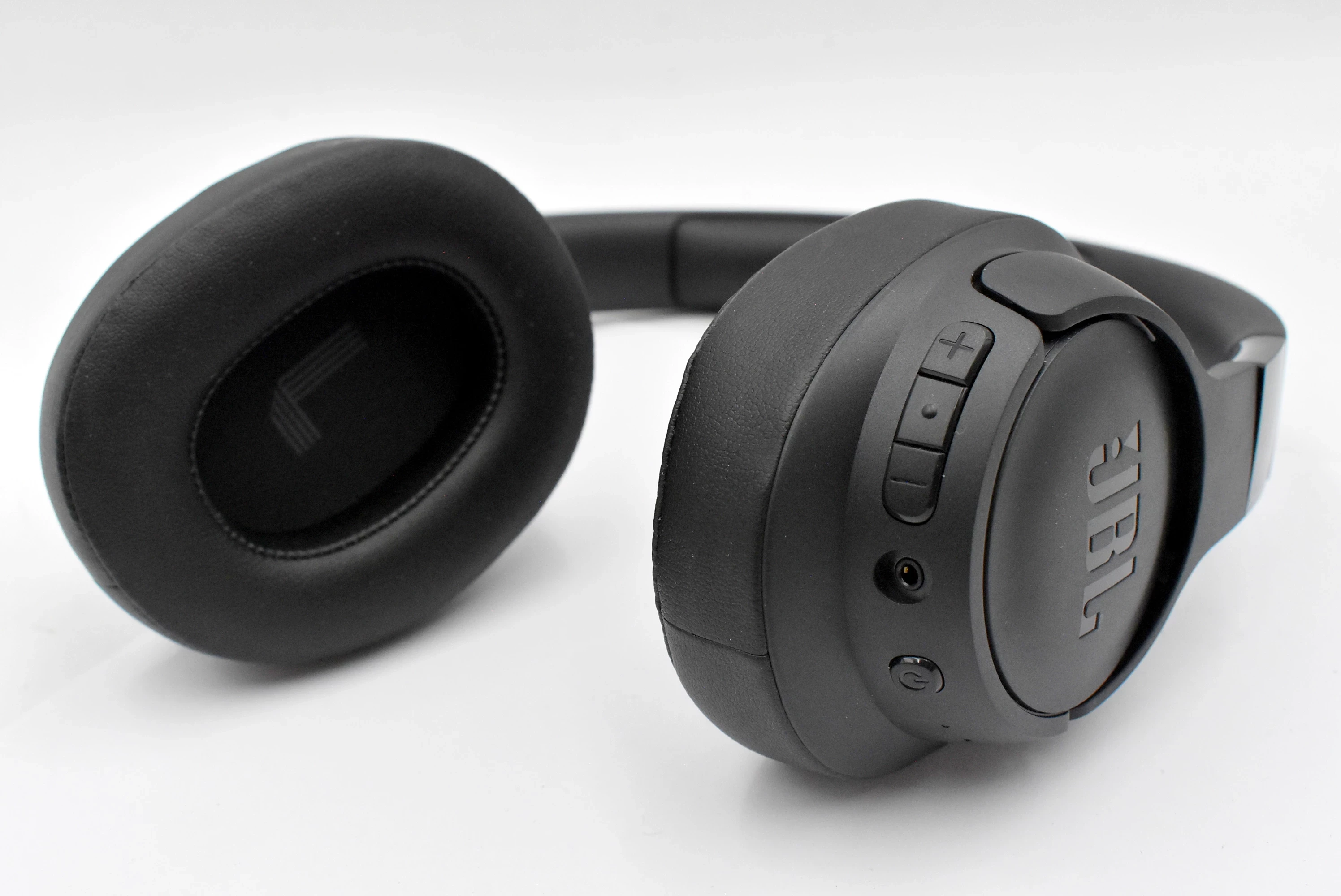 nauszne-sluchawki-bezprzewodowe-jbl-tune-720bt-czarne-kod-producenta-t720btblk