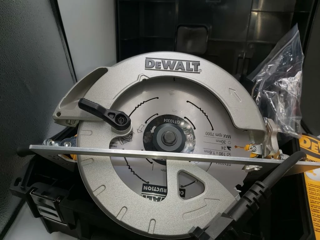 pilarka-tarczowa-dewalt-dwe575-190mm-1000w-w-walizce-srednica-otworu-pily-3000