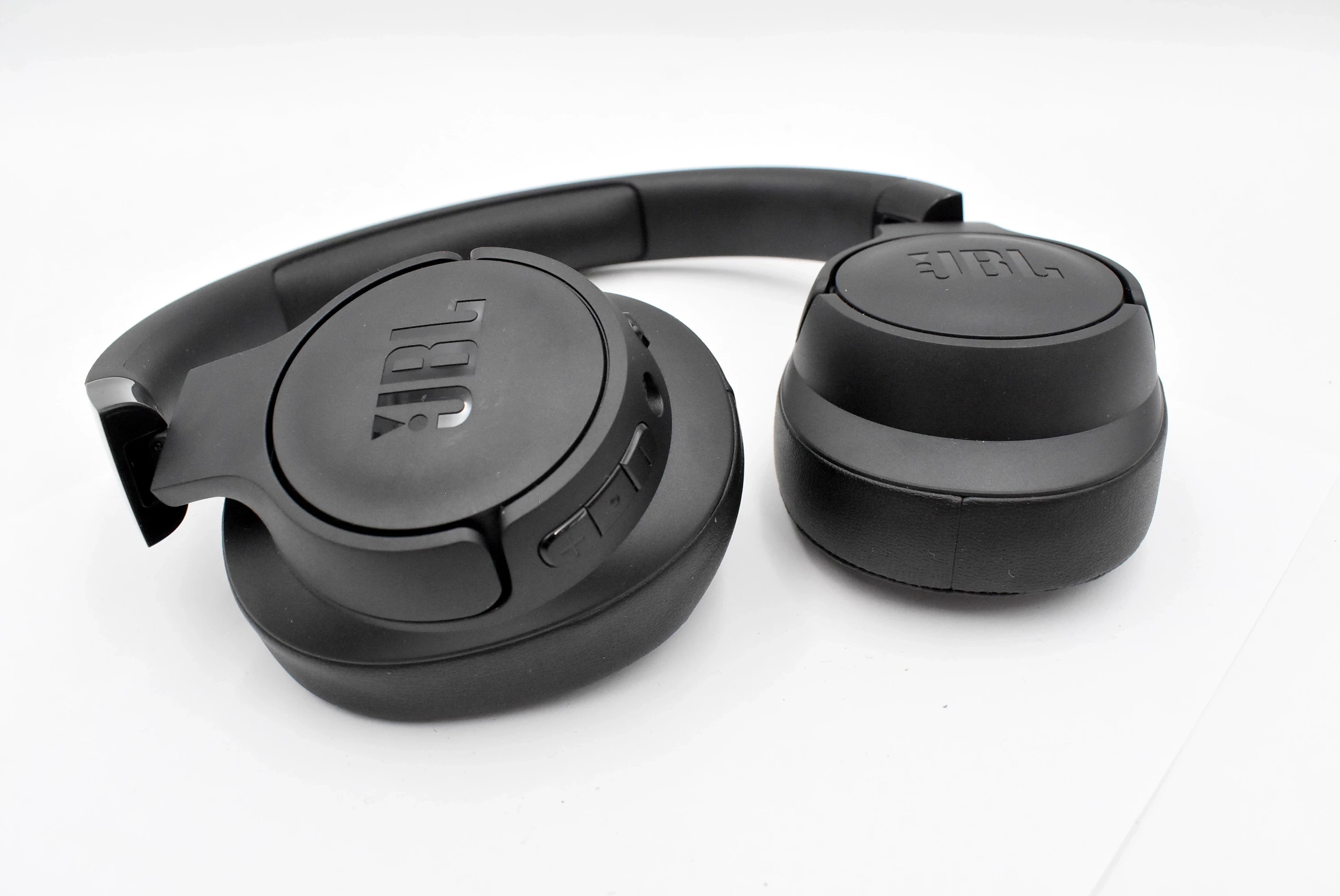 nauszne-sluchawki-bezprzewodowe-jbl-tune-720bt-czarne-kolor-dominujacy-129357-3