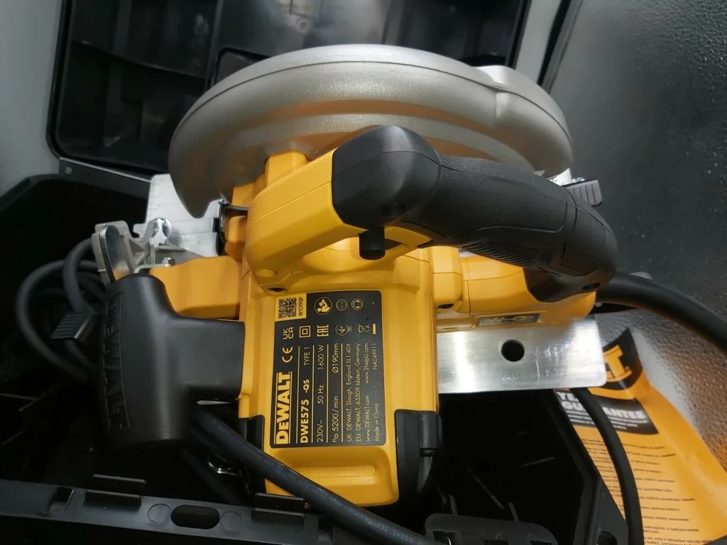 pilarka-tarczowa-dewalt-dwe575-190mm-1000w-w-walizce-seria-dwe