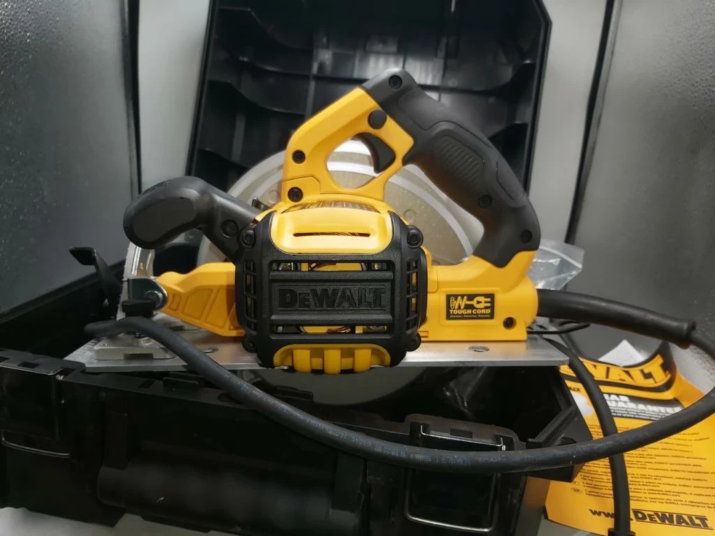 pilarka-tarczowa-dewalt-dwe575-190mm-1000w-w-walizce-srednica-tarczy-19000