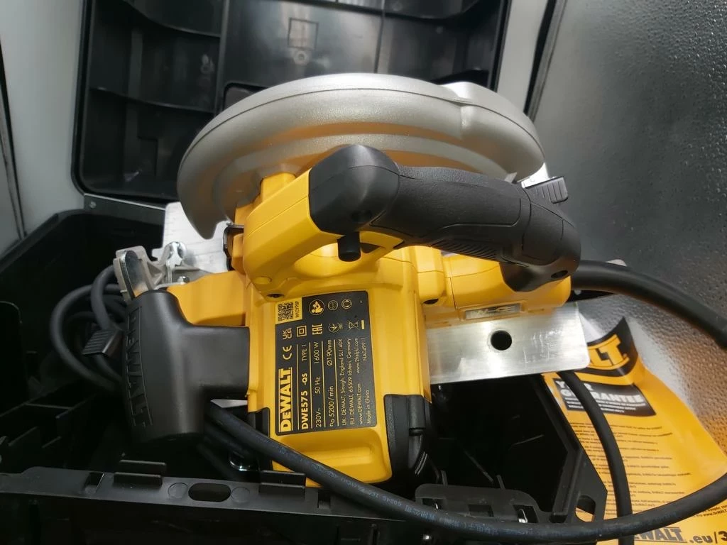 pilarka-tarczowa-dewalt-dwe575-190mm-1000w-w-walizce-predkosc-obrotowa-520000