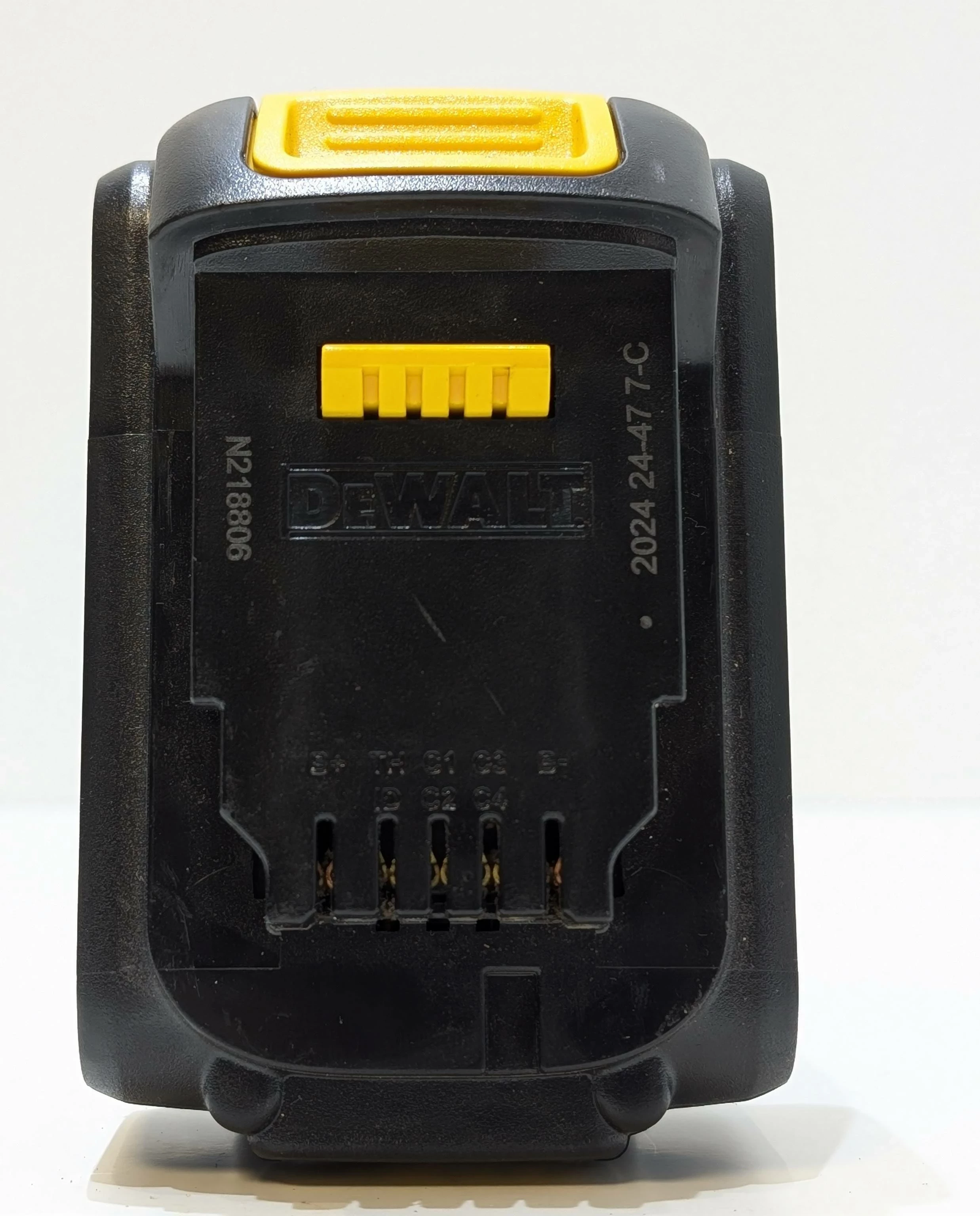 akumulator-de-walt-18v-40-ah-dcb182-pojemnosc-akumulatora-400