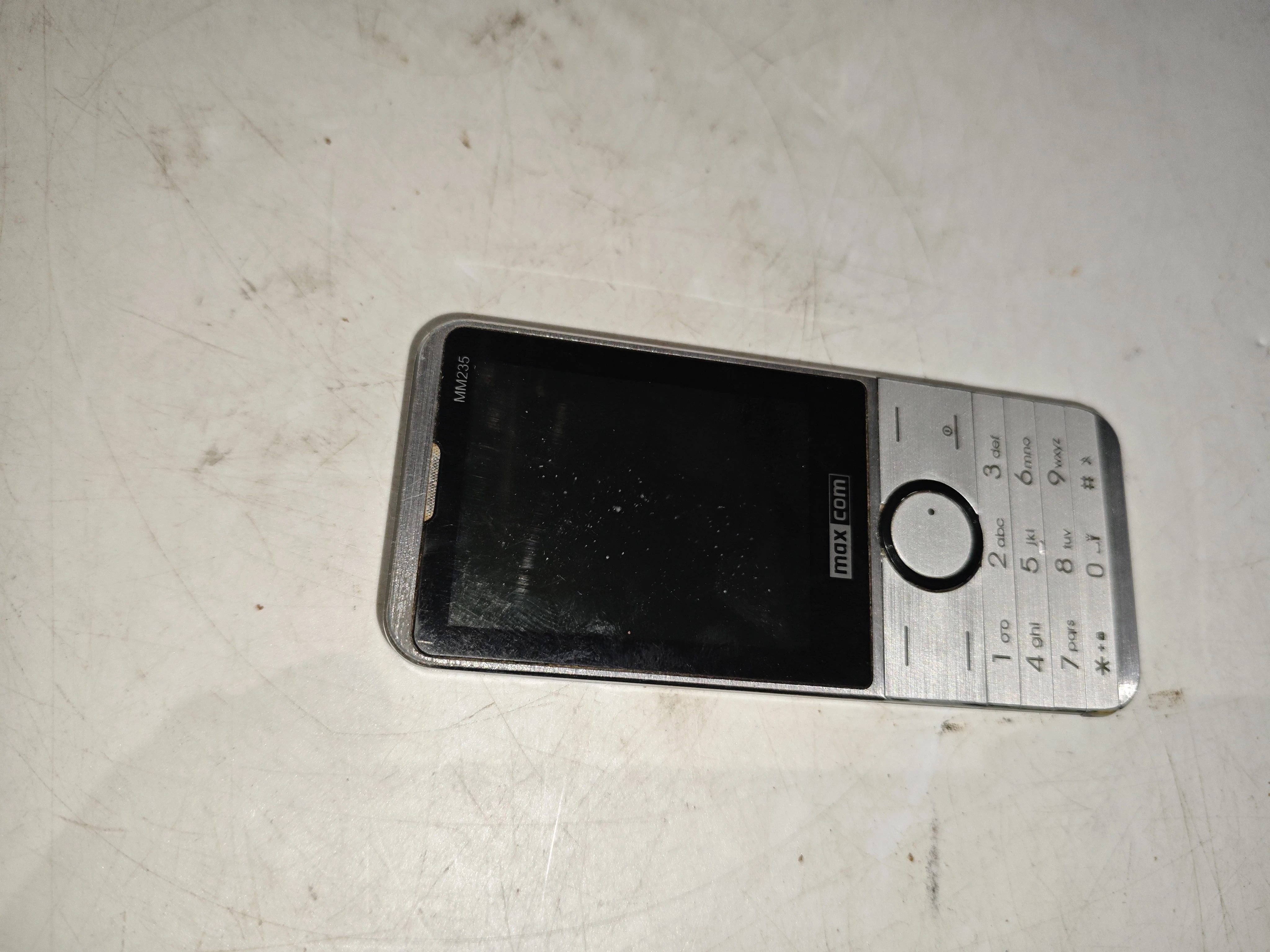 telefon-maxcom-mm235-solo-przekatna-ekranu-280