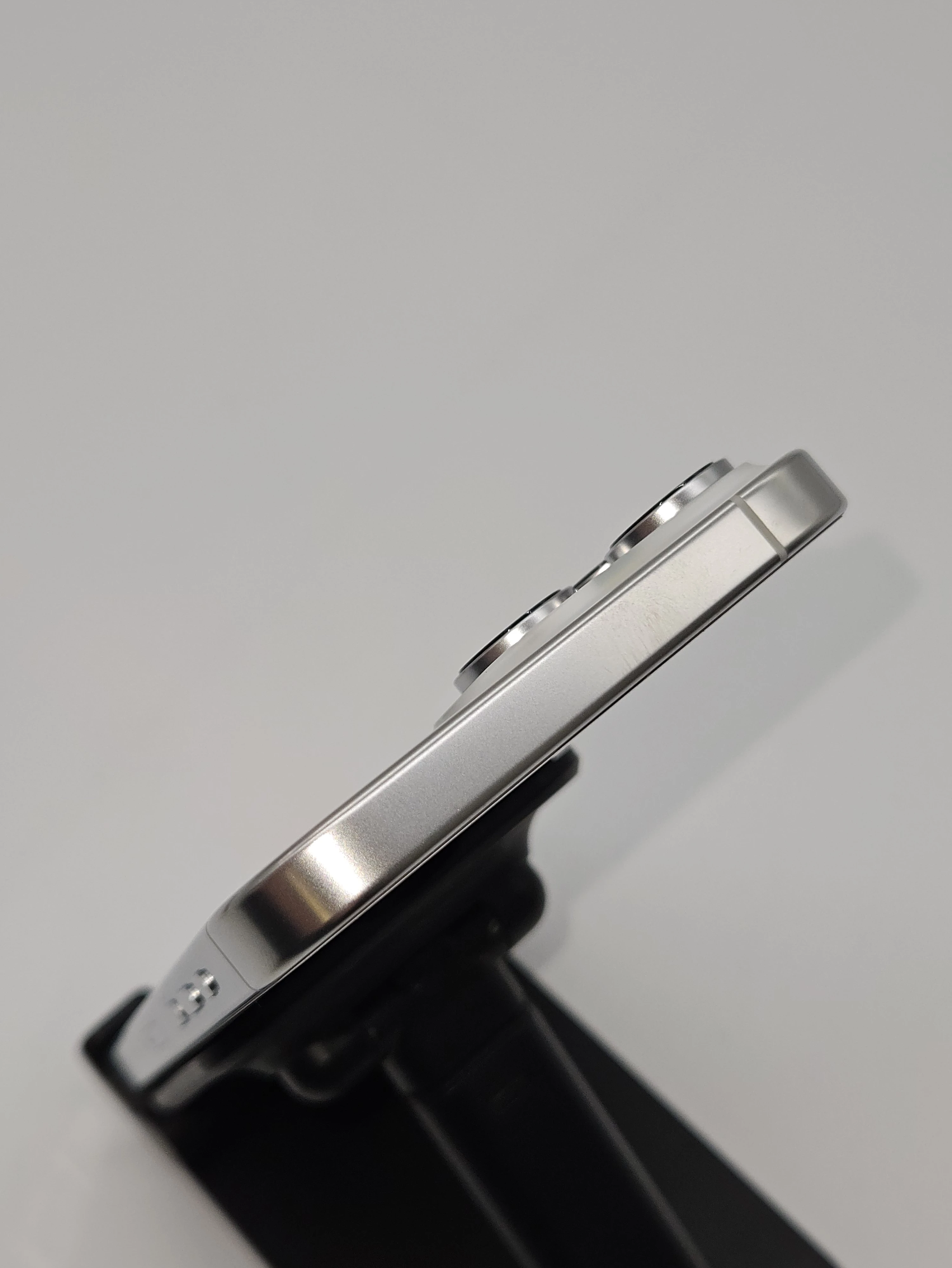 telefon-apple-iphone-16-pro-max-256gb-nieaktywowany-przekatna-ekranu-690