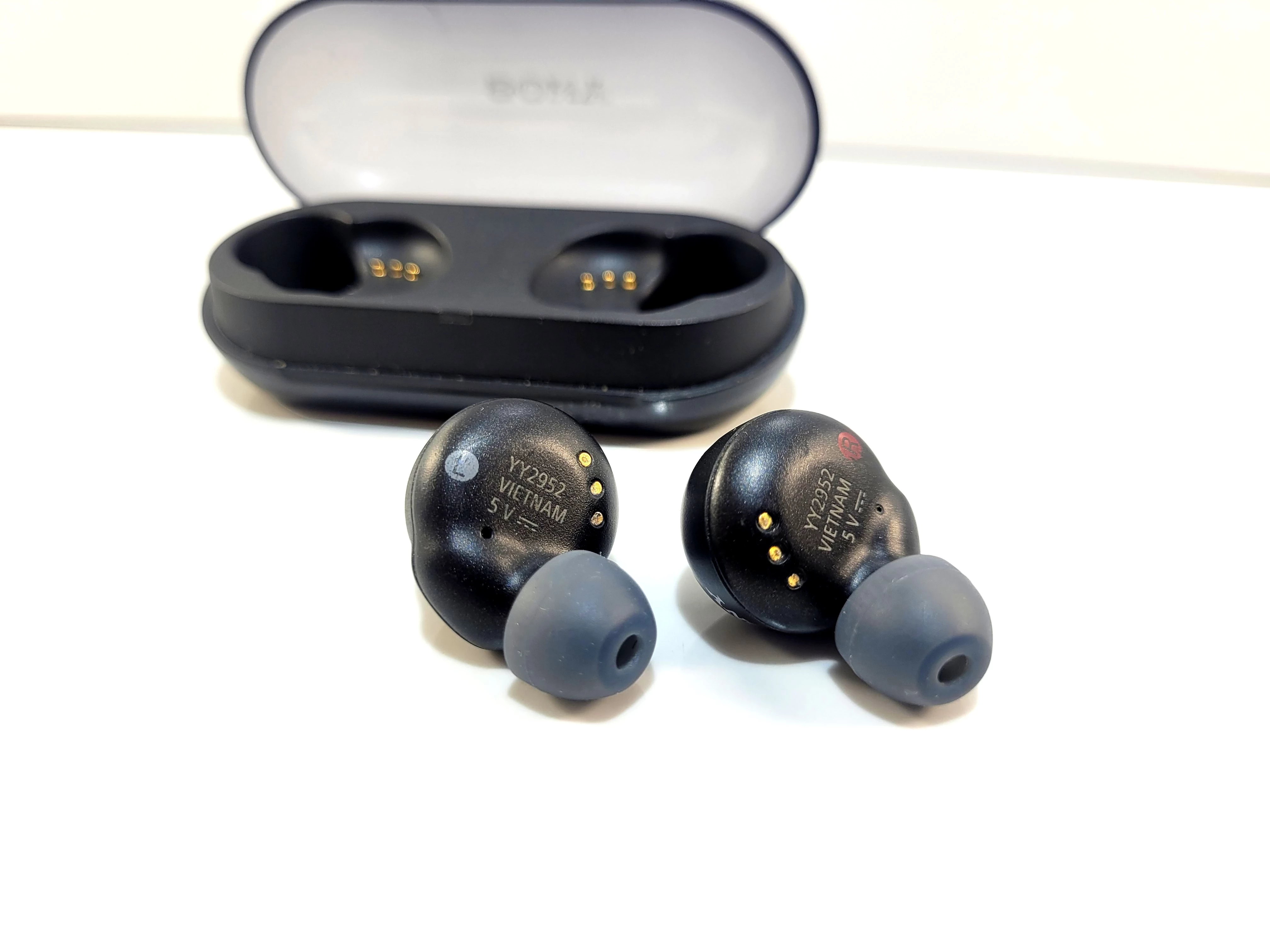 sluchawki-bezprzewodowe-dokanalowe-sony-wf-c500-kolor-dominujacy-129357-3