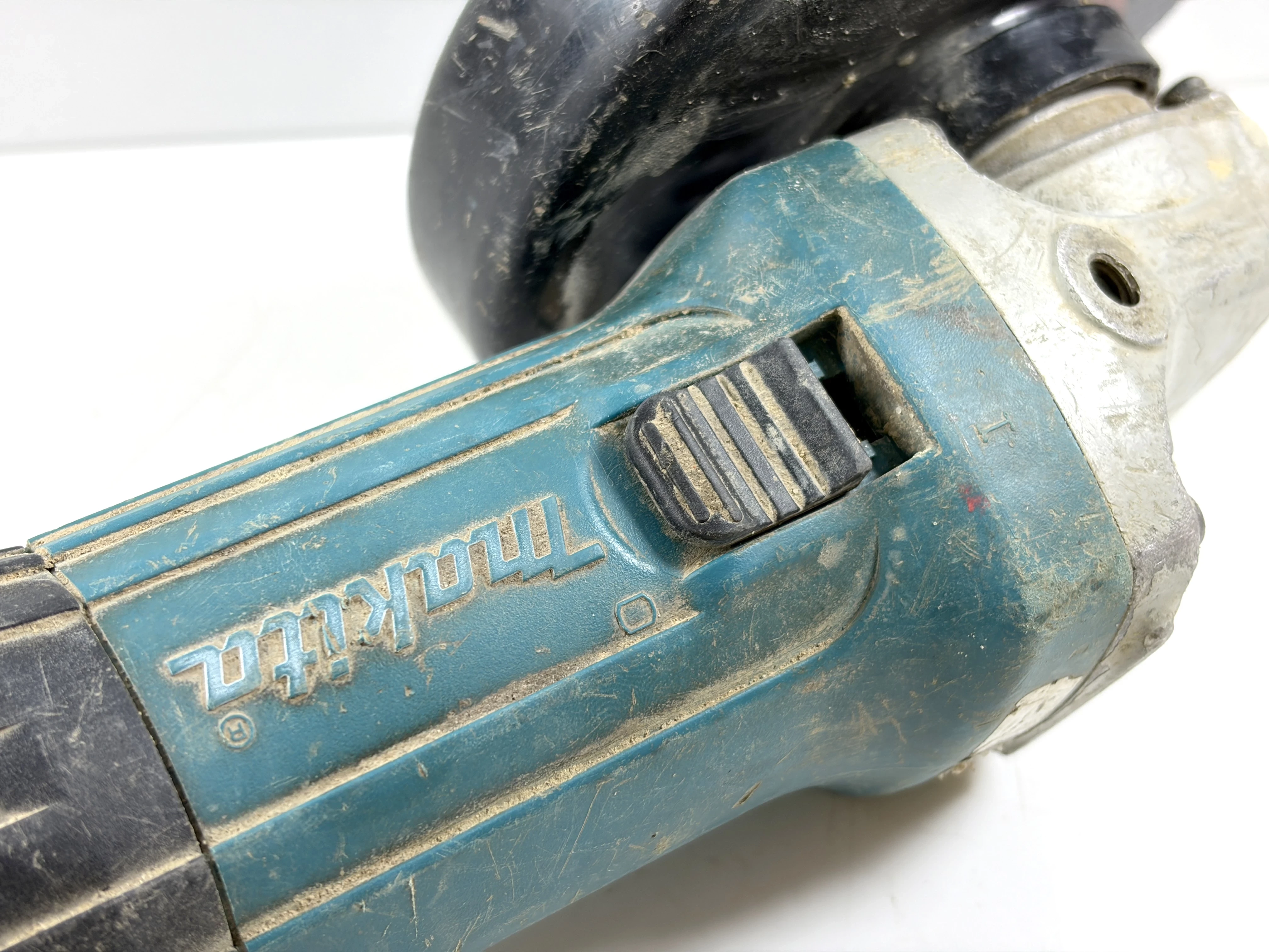 szlifierka-katowa-makita-ga5030r-720w-kod-producenta-ga5030r