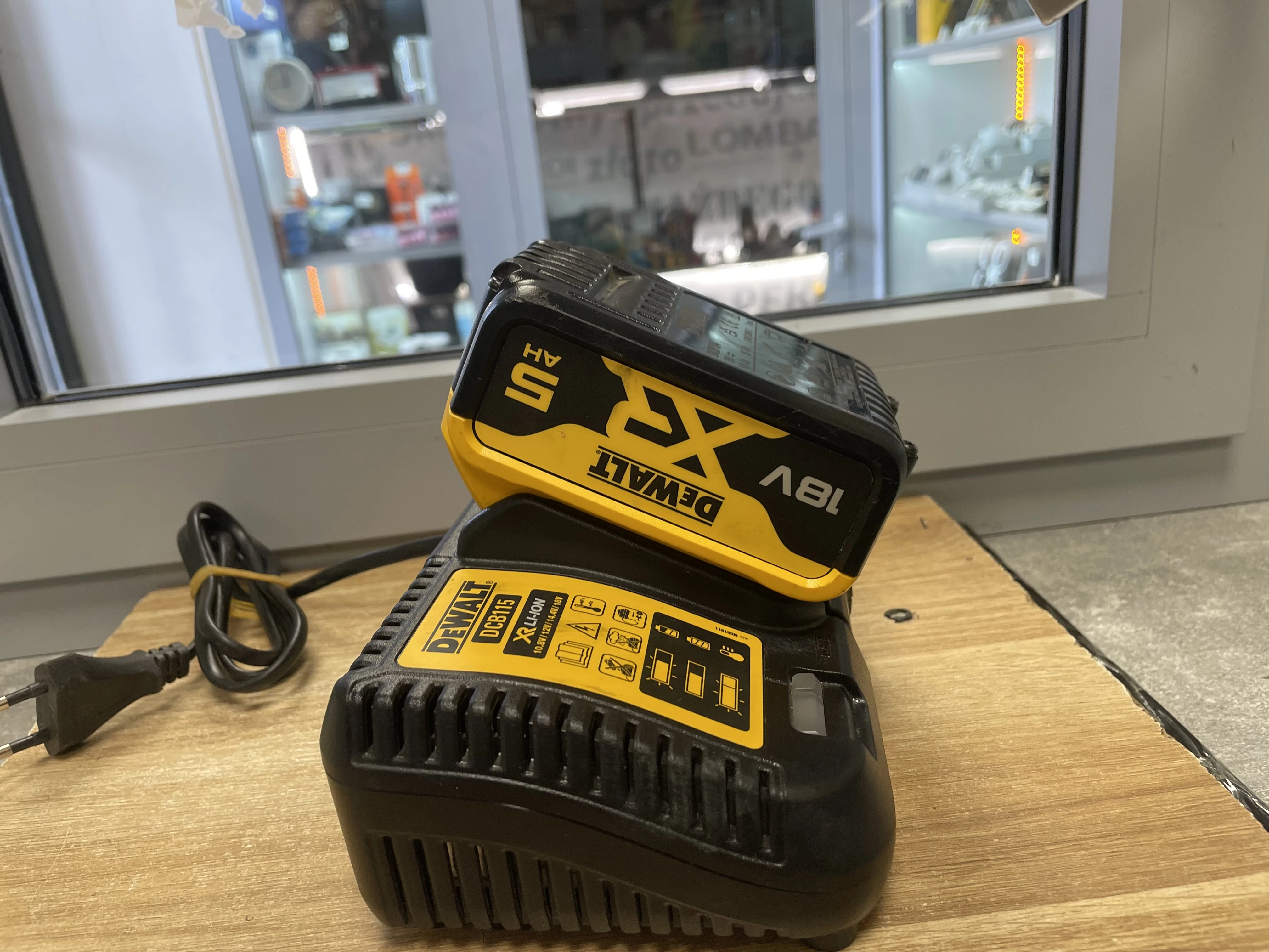 dewalt-ladowarka-do-akumulatorow-dcb116-18v-54v-6ah-akumulator-5ah-dcb18-osiedle-centrum-d1-krakow