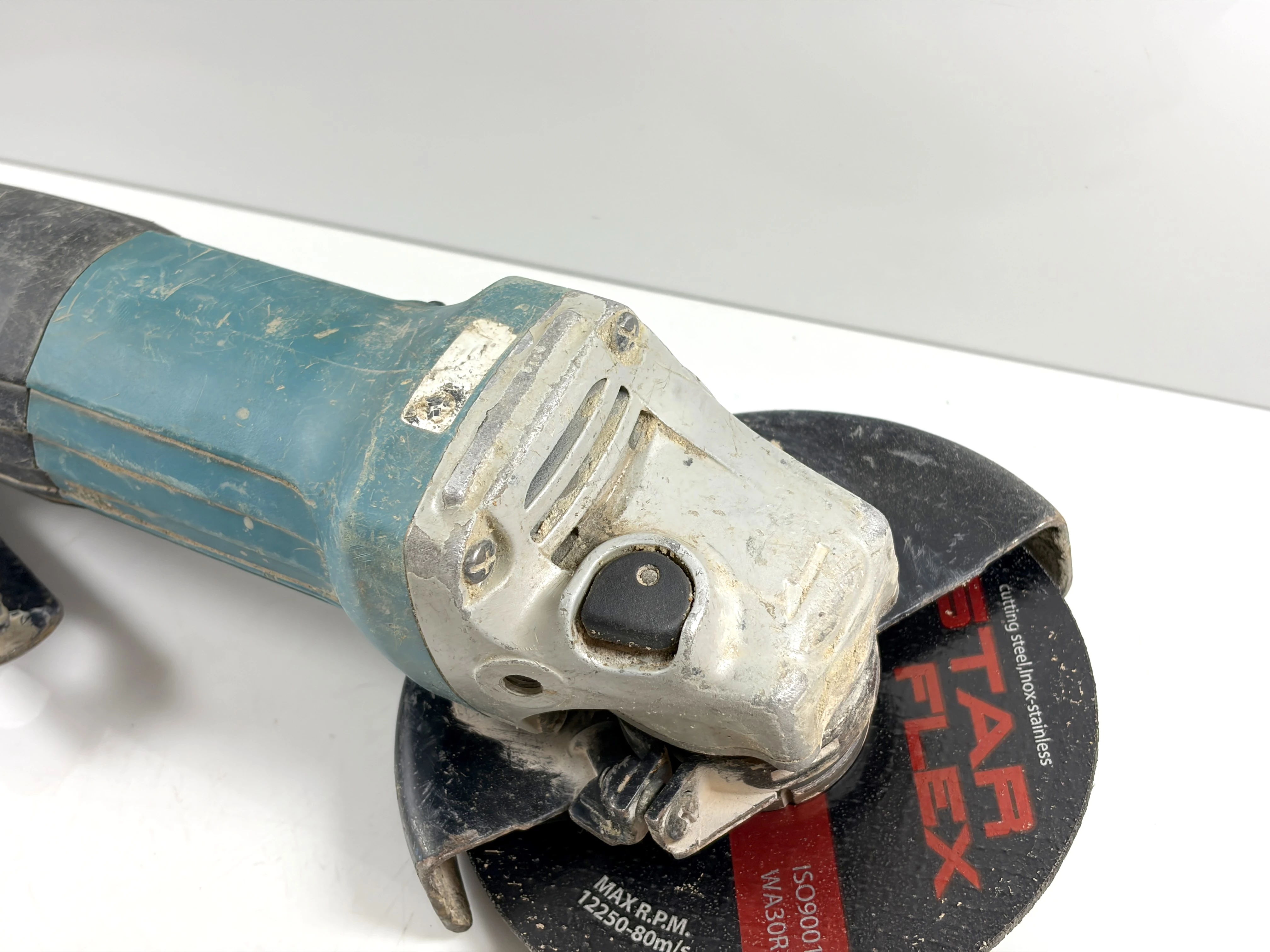 szlifierka-katowa-makita-ga5030r-720w-rodzaj-zasilania-128529-2