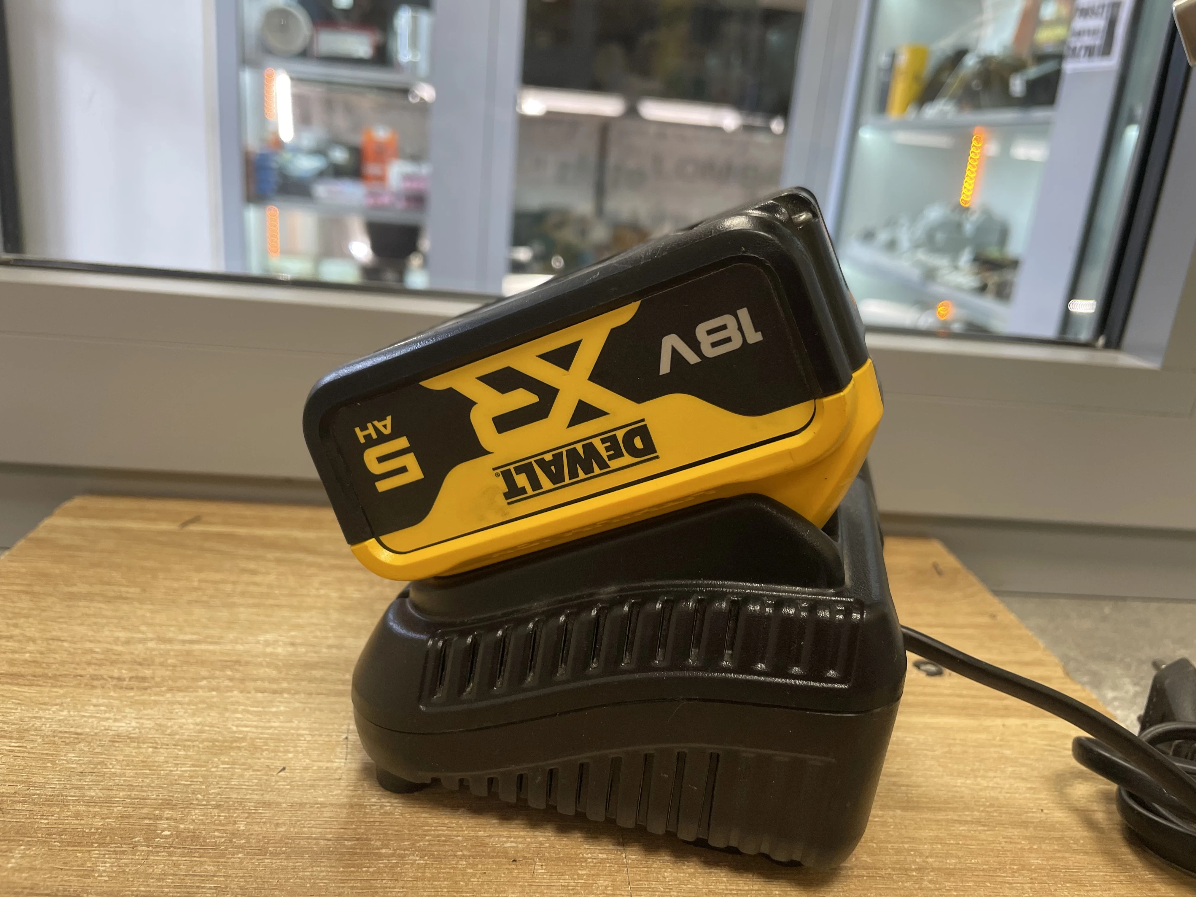 dewalt-ladowarka-do-akumulatorow-dcb116-18v-54v-6ah-akumulator-5ah-dcb18-ean-gtin-5035048466933