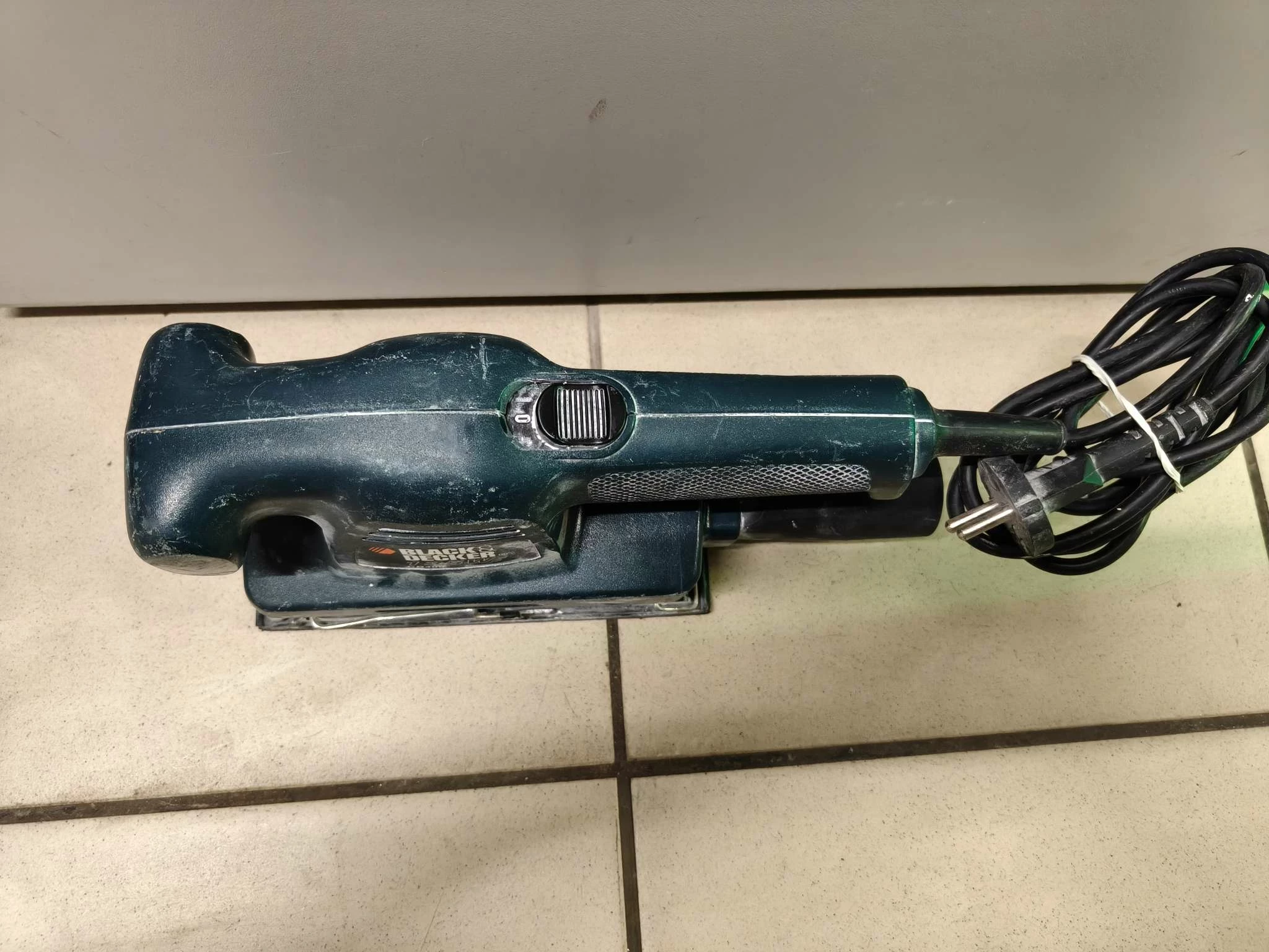 szlifierka-oscylacyjna-black-decker-cd400-135w-stan-11323-2